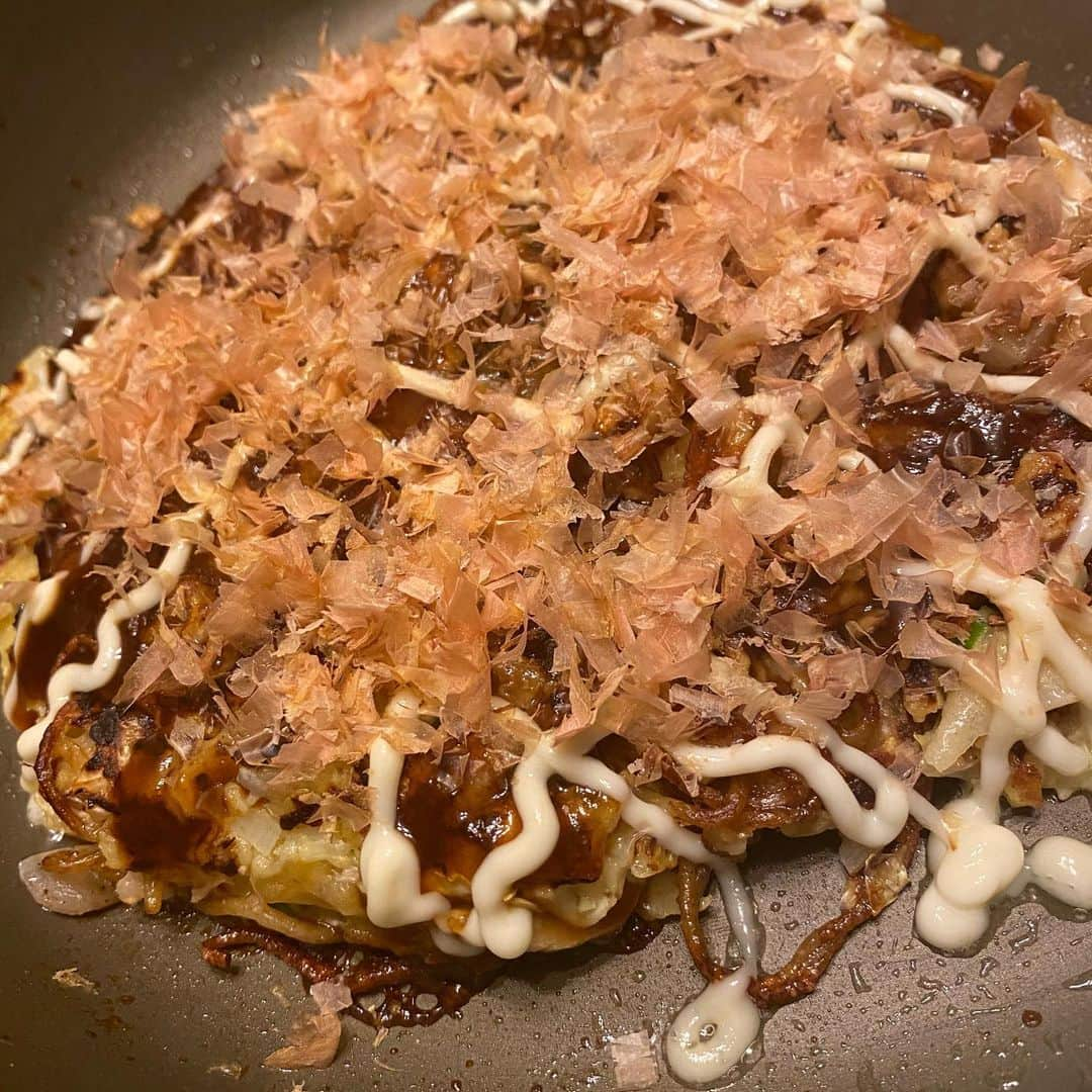 浅井七海さんのインスタグラム写真 - (浅井七海Instagram)「.﻿ お好み焼き食べた😋✊🏻﻿ ﻿ 鰹節が踊ってるところを﻿ ママが見せたいって言ってかけるんだけど、﻿ 全然鰹節が踊らない動画です。🥺﻿ しかし音は美味しそう …﻿ ﻿ I ate okonomiyaki.😋✊🏻﻿ ﻿ When bonito flakes was dancing,﻿ My mom wants to show it to me.﻿ It's a video that doesn't dance at all.🥺﻿ But the sound looks delicious. …﻿ ・﻿ ・﻿ #よるごはん #お好み焼き #鰹節 #🕺」5月14日 20時20分 - naamin48_