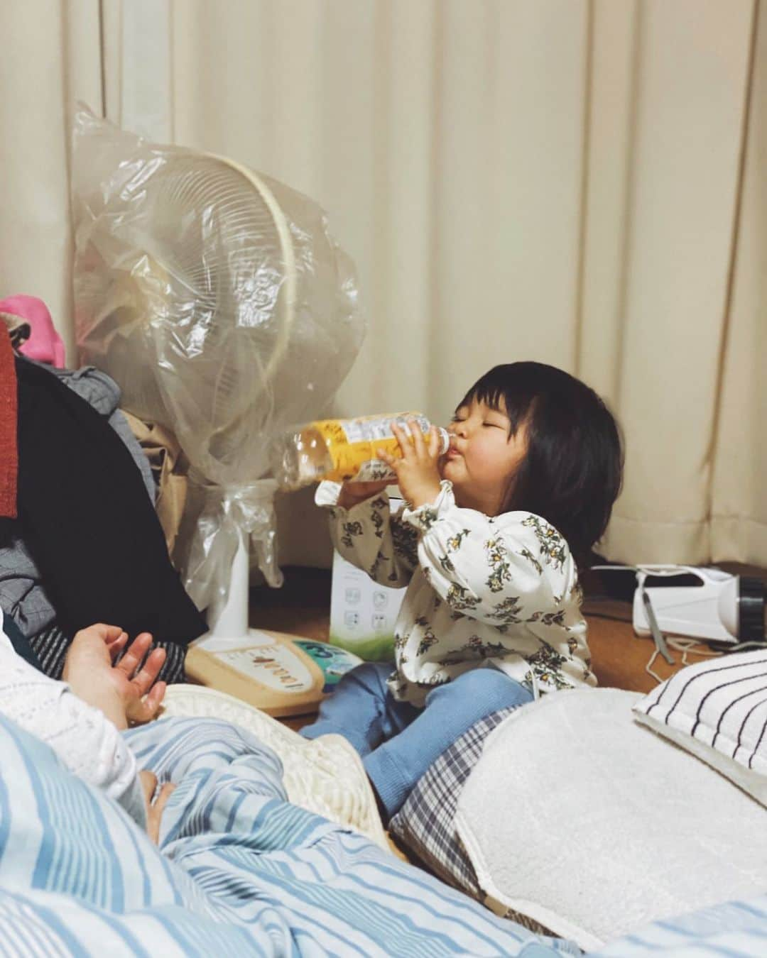 クロさんのインスタグラム写真 - (クロInstagram)「ゴキュゴキュキュッ﻿ 美味しそう〜に、一丁前に目を閉じながらお茶を飲んでる🤣🤣﻿ ﻿ 1歳にしたお茶のCMくるんじゃないかな…ハラハラ﻿ ﻿ ジュースが好きなので、カラダにピース﻿ カルピスでお願いします🥺🤲🏽﻿ ﻿ #実家感 #後の扇風機 #実家です #1歳7か月 #可愛い #1歳7ヶ月 #1y7m #1歳コーデ #東京 #可愛い #ありがとう #空 #ファッション #コーデ #大好き #tokyo #コーデ #baby #女の子ママ #ママリ#ベビフル #コドモノ #赤ちゃんのいる生活 #mamagirl #ママカメラ #おやこーで #リンクコーデcordinate #親バカ部 #あいのり #ちびクロコーデ #ちびクロdiary﻿」5月14日 20時23分 - kuro_risa