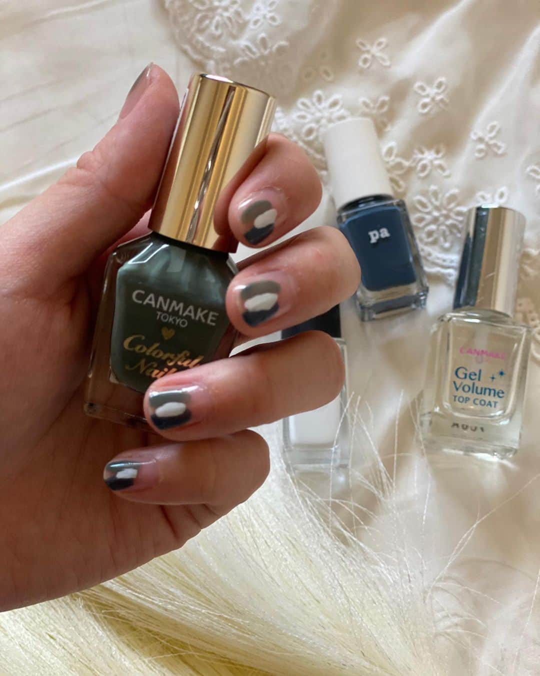 小濱庸子のインスタグラム：「めずらしく、 #セルフネイル  3色選んで適当に塗るだけ💅専用の筆とかも何も使ってない！！ 不器用でもできる！！ 剥げる心配なし！ #ネイルデザイン #ネイル #簡単ネイル #ステイホーム #やればできる」