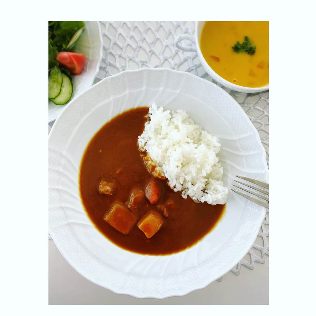 望月理恵さんのインスタグラム写真 - (望月理恵Instagram)「夕食はSONOKO カレー ノンオイルなんです！  @sonokocafe がやっている eatfulに今チャレンジ中です。  1週間分3食×7がたっぷり 段ボールで届きました。 でも私はは毎日3食とはいかず、 たまに食べすぎ防止で 活用してます。 しっかり食べてカロリーコントロールできるのは嬉しいです。  ちょっと気を使わなきゃ いけなくなりました💦  #eatful @sonokocafe  #ノンオイルカレー #パンがめっちゃ美味しい #教えてくれた友達に感謝 ものすごいスタイルがいいんですよ。」5月14日 20時29分 - mochiee28