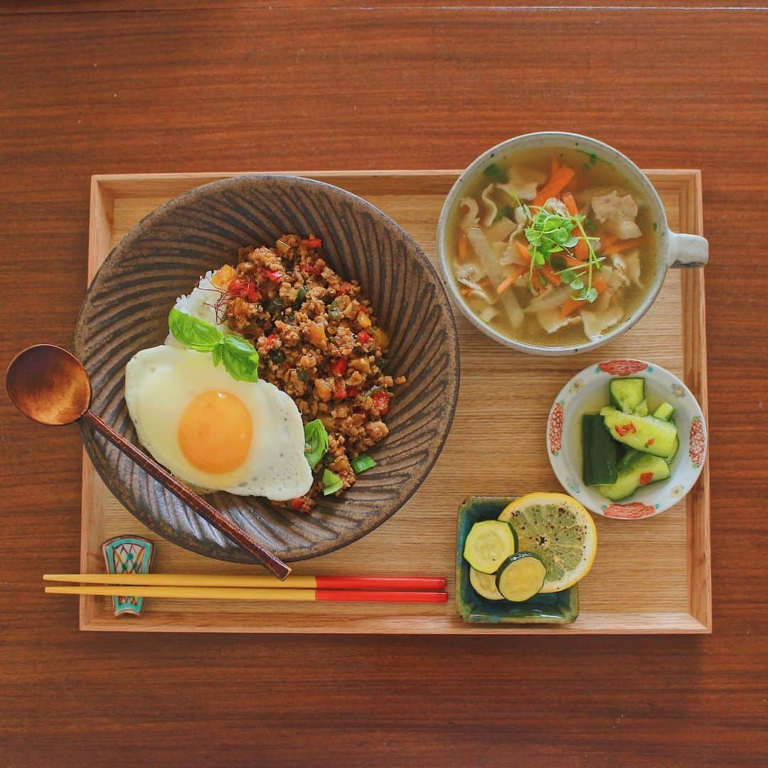 Kaori from Japanese Kitchenさんのインスタグラム写真 - (Kaori from Japanese KitchenInstagram)「無印お盆でエスニック在宅ごはん。ライブ中に作った適当スープが美味でした。 ・ こんばんは。 家にあった野菜を使ってエスニック風な朝昼ごはん。 ガパオは昨日の夜に作っていたもの。 @delishkitchen.tv のレシピをみて 20分でできあがり。簡単レシピでした。 今日使ったナンプラーが700mlで298円… 安すぎますが700mlは多い笑 これからどうやって消費していこう。 とりあえずワタナベマキさんのナンプラー本を見て たくさん消費していこうと思います。 他に良い案あれば教えてください。 ・ 今日お昼にゲリラインスタライブしていました。 35分で副菜2品とスープ作り。 ズッキーニのレモンマリネは ナンプラーを使っています。 （ワタナベマキさんレシピ） 台湾風きゅうりの冷菜は 砂糖で水抜き、レモン汁、塩、ごま油で味付け。 スープは豚バラ、にんじん、大根を入れて #茅乃舎 のしいたけ出汁と一緒に煮込み 料理酒、オイスターソース、レモン汁、 ナンプラー、ごま油で味付けしました。 ライブ中に思いついた調味料を 適当に入れただけなので味がどうなるやら、 と思ったらかなり美味しかった。 もう再現できない気がするけど。。。 明日までライブ見れますので お暇な人は見てみてください。 （IGTVにも保存しますね） 今日のおやつはユヌクレのレモンケーキと クローバー🍀のクッキーでした。 コーヒーはライブ中飲んでたものです笑 ごちそうさまでした。 ・ 【おしながき】 3色ピーマンのガパオライス 豚バラ、にんじん、大根、豆苗の適当スープ 台湾風きゅうりの冷菜 ズッキーニのレモンマリネ ユヌクレのレモンケーキとクローバークッキー ＊薬膳走り書きは本日お休みします＊ ・ ・ ・ ・ 2020.05.14 Thu Hi from Tokyo! Today’s brunch:Thai style stir-fried chicken w/ basil and sunny side up egg, southeast asian soup, Taiwanese style cucumber salad, and marinated zucchini. Lemon cake and cookie as a dessert. ・ ・ ・ ・ ・ #breakfast #朝ごはん #おうちごはん #早餐 #薬膳 #うつわ #自炊 #stayhome #小澤基晴 #松浦ナオコ #寺村光輔 #ガパオライス #在宅楽飯 #清岡幸道」5月14日 20時29分 - coco_kontasu