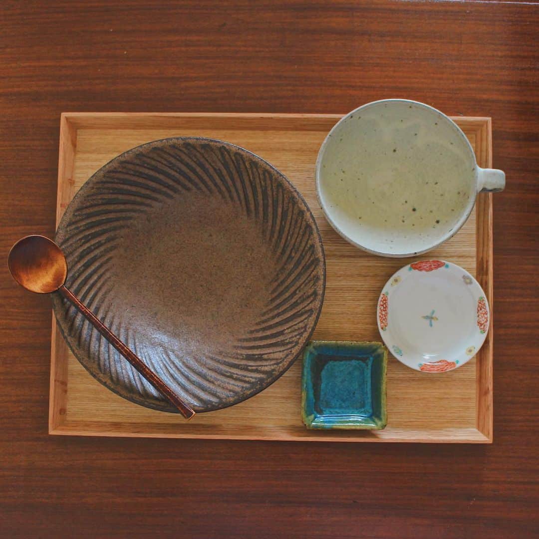Kaori from Japanese Kitchenさんのインスタグラム写真 - (Kaori from Japanese KitchenInstagram)「無印お盆でエスニック在宅ごはん。ライブ中に作った適当スープが美味でした。 ・ こんばんは。 家にあった野菜を使ってエスニック風な朝昼ごはん。 ガパオは昨日の夜に作っていたもの。 @delishkitchen.tv のレシピをみて 20分でできあがり。簡単レシピでした。 今日使ったナンプラーが700mlで298円… 安すぎますが700mlは多い笑 これからどうやって消費していこう。 とりあえずワタナベマキさんのナンプラー本を見て たくさん消費していこうと思います。 他に良い案あれば教えてください。 ・ 今日お昼にゲリラインスタライブしていました。 35分で副菜2品とスープ作り。 ズッキーニのレモンマリネは ナンプラーを使っています。 （ワタナベマキさんレシピ） 台湾風きゅうりの冷菜は 砂糖で水抜き、レモン汁、塩、ごま油で味付け。 スープは豚バラ、にんじん、大根を入れて #茅乃舎 のしいたけ出汁と一緒に煮込み 料理酒、オイスターソース、レモン汁、 ナンプラー、ごま油で味付けしました。 ライブ中に思いついた調味料を 適当に入れただけなので味がどうなるやら、 と思ったらかなり美味しかった。 もう再現できない気がするけど。。。 明日までライブ見れますので お暇な人は見てみてください。 （IGTVにも保存しますね） 今日のおやつはユヌクレのレモンケーキと クローバー🍀のクッキーでした。 コーヒーはライブ中飲んでたものです笑 ごちそうさまでした。 ・ 【おしながき】 3色ピーマンのガパオライス 豚バラ、にんじん、大根、豆苗の適当スープ 台湾風きゅうりの冷菜 ズッキーニのレモンマリネ ユヌクレのレモンケーキとクローバークッキー ＊薬膳走り書きは本日お休みします＊ ・ ・ ・ ・ 2020.05.14 Thu Hi from Tokyo! Today’s brunch:Thai style stir-fried chicken w/ basil and sunny side up egg, southeast asian soup, Taiwanese style cucumber salad, and marinated zucchini. Lemon cake and cookie as a dessert. ・ ・ ・ ・ ・ #breakfast #朝ごはん #おうちごはん #早餐 #薬膳 #うつわ #自炊 #stayhome #小澤基晴 #松浦ナオコ #寺村光輔 #ガパオライス #在宅楽飯 #清岡幸道」5月14日 20時29分 - coco_kontasu