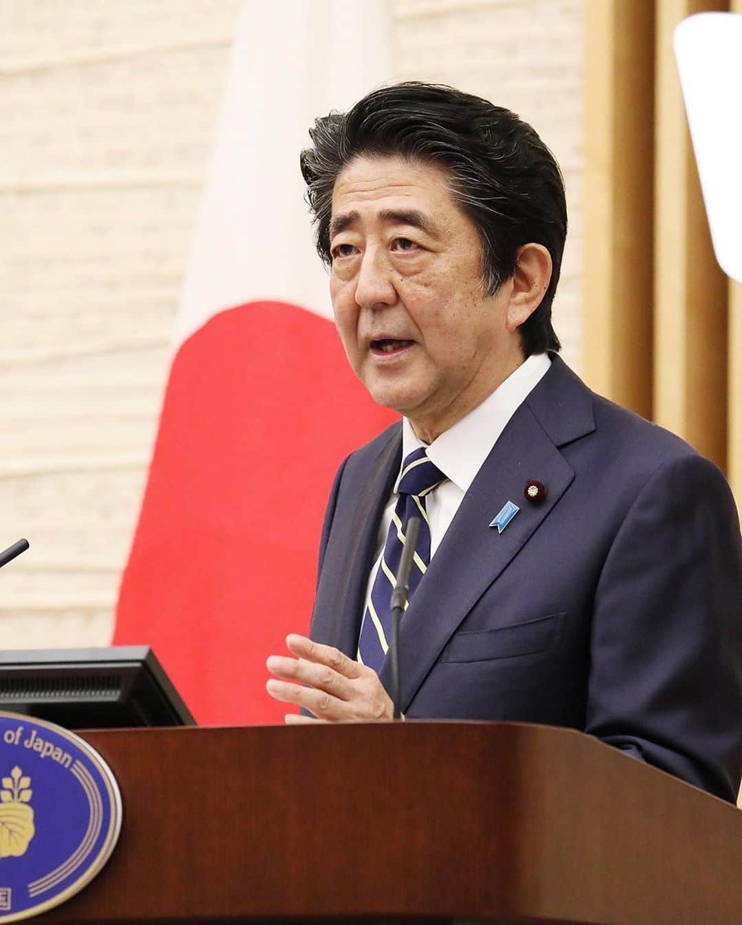 のインスタグラム：「#repost @kantei ・・・ 官邸スタッフです。 本日、安倍総理は39県の緊急事態宣言解除に伴い、記者会見に臨みました。会見の全文については、写真よりご覧ください。  #新型コロナウイルス感染症  #緊急事態宣言 #stayathome #ThanksHealthHeros @shinzoabe」