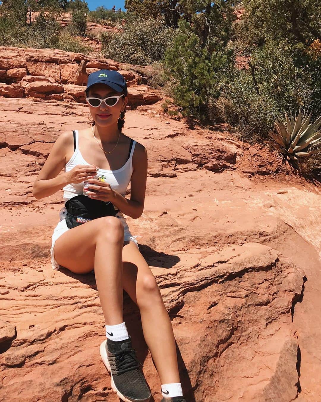 小竹麻美のインスタグラム：「2018  April｜Sedona 世界一のパワースポットの地🔥🔥（パワースポットだいすき） 世界最強のエネルギーが集まっているセドナ。フェニックス空港からレンタカーでセドナへ。車で向かっているといきなり辺り一面が赤い土の街に！ワープした感覚！ セドナの思い出は山登りと朝日！夕陽も綺麗だったな〜💓どちらも赤土だから視界が真っ赤に焼けるの。 セドナには、ボルテックスというハイキングコースのある山が沢山あって、到着した瞬間からずっと山を登っていました♡すんごい大自然の絶景で、面白い形の木が沢山生えてるよ。幹がうねうねしているのは、山のエネルギーが強すぎるせいなんだって。すごいパワー！🔥🔥🥺 世界に一つの青いマックもあるよ〜💙 毎日朝5時に起きて山登って、昼はプールでゆっくしして、夕方また山にサンセットを見に行く、そんなセドナ旅でした🇺🇸 #throwback#airportmesa#sedona#arizona#voltex#redrocks#morningsun#sunrise#roadtrip#trip #セドナ#アリゾナ#パワースポット#海外旅行」