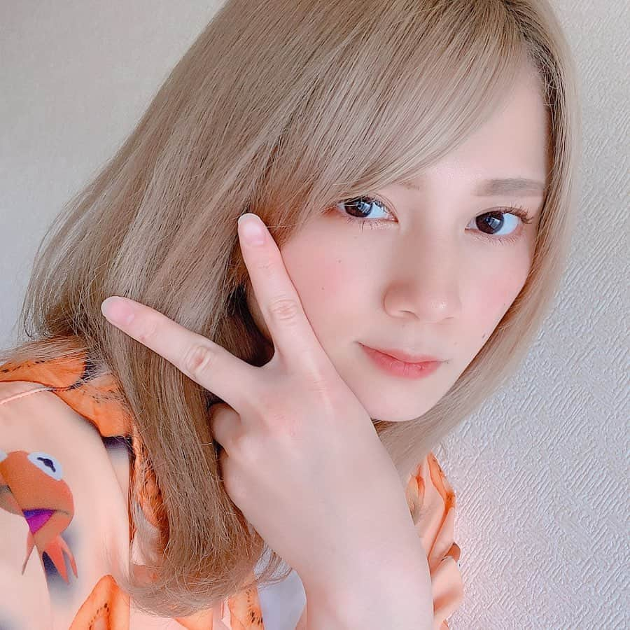 江藤由羽さんのインスタグラム写真 - (江藤由羽Instagram)「ちゃんゆうピース✌️#今日の顔面 #ポーズ #金髪 #ハーフ顔」5月14日 20時48分 - chanyu_jp