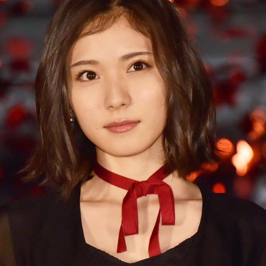 松岡茉優　ファンアカウントのインスタグラム：「. この時の髪型が私的No.1🦋❕ そして鎖骨(tt) . #松岡茉優#ちはやふる#広瀬すず#新田真剣佑#野村周平#上白石萌音#かわいい#2020#女優#俳優#声優#アイドル#モデル#映画#ドラマ#CM#アニメ#日本#Japan#cute#smile#instagood #beautiful#happy#love#おすすめ#いいね#Instagram#Twitter#茉優ちゃん823」
