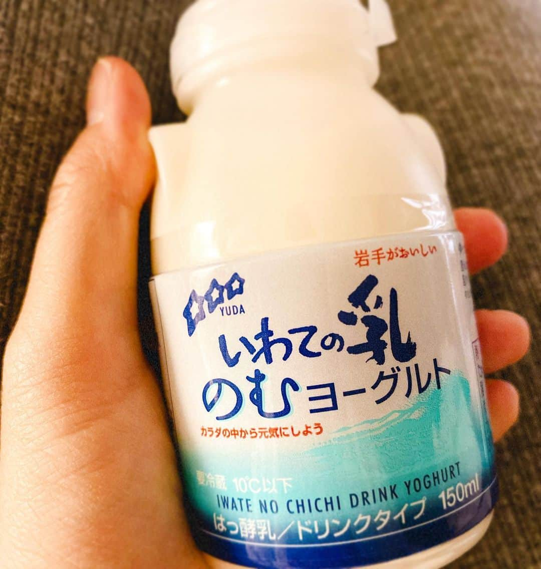 新田朝子さんのインスタグラム写真 - (新田朝子Instagram)「今日の #仕事終わりの一杯  ビールじゃなくてこちらの #湯田牛乳 の #飲むヨーグルト @yudamilk 🐄❤️あっさりしていて、飲みやすい！ごくごくいけちゃって、ハマりそうな美味しさ。きっとお子さんから大人までを魅了する味わいなので、おすすめですよ！！ . #お取り寄せ していたのが届き、幸せ。今日の収録でお世話になっている方も岩手県の出身で、岩手トークも。 #岩泉ヨーグルト や #中洞牧場 の話もしました😋岩手には美味しくて有名な牧場がたくさん。また遊びに行きたいなぁ。 . #乳製品 でパワーチャージして、明日も頑張ってきます🎤 . #お取り寄せグルメ #岩手 #東北 #ヨーグルト #牧場 #牛乳チャレンジ #乳製品好き #🥛 #酪農家の皆さんに感謝 #フリーアナウンサー #収録 #仕事終わりの楽しみ」5月14日 20時59分 - asako.nitta