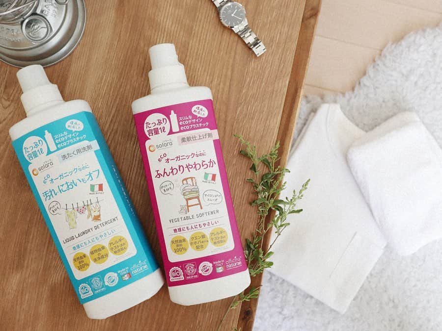 リナのインスタグラム：「merci box  スペシャルセレクト vol.7 が届いたよ🎀 . 今回、BONNEの目利きバイヤーが厳選し セレクトしたのは、 イタリアのオーガニック洗剤ブランド 『solara（ソラーラ）』のプロダクト🌞 . 人と環境に配慮した安全なモノづくり 「バイオ・サステナブル」をモットーに作られた エコ・オーガニック洗剤シリーズ🌟 . 地球や人に優しいだけじゃなくて、 洗剤としての効果もバッチリだから、 あそび盛り・よごし盛りな ちびっ子がいる我が家にも嬉しい👍 . インテリアとしてもオシャレなデザインだから、 プレゼントにも良さそう⭐︎ ........................................... @store.bonne @solara.japan #bonne #nature #solara #Italia #Italy #eco #ecoorganic #detergenzabiosostenibile #biosostenible #sponsored #dishwash #laundryliquid #bonneのある暮らし #mercibox #メルシーボックス #エコオーガニック #ソラーラ」