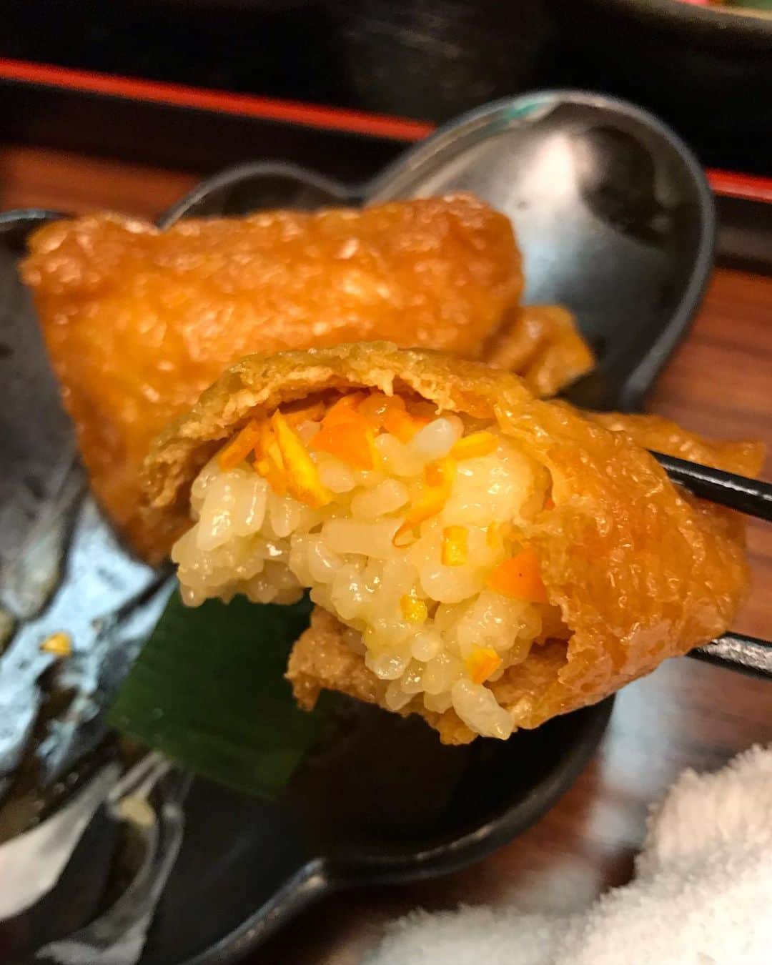 Li Tian の雑貨屋さんのインスタグラム写真 - (Li Tian の雑貨屋Instagram)「Who loves inari sushi? 🙋‍♀️ it’s the second type of sushi I love since young after Tamago sushi. And here, the sushi is Mikan-flavored 🍊 and almost everything else has something to do with oranges. Including the beer • • • • #dairycreameatsjp #japan #japanese #shikoku #四国 #四国グルメ #igersjp #retrip_gourmet #japan #yummy #igfood  #foodporn  #instafood #vscofood  #bonappeti #delicious #ehime #sgfoodies #roadtrip #musttry  #sgtravel #sgtraveller #sushi #寿司」5月14日 20時59分 - dairyandcream
