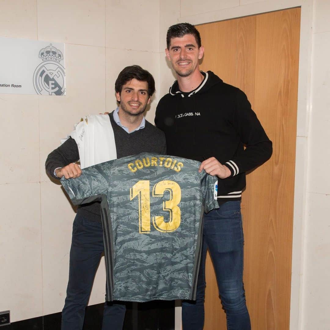 ティボ・クルトゥワのインスタグラム：「Enhorabuena @carlossainz55 !! Mucha suerte con tu nuevo reto! 🏎🏁」