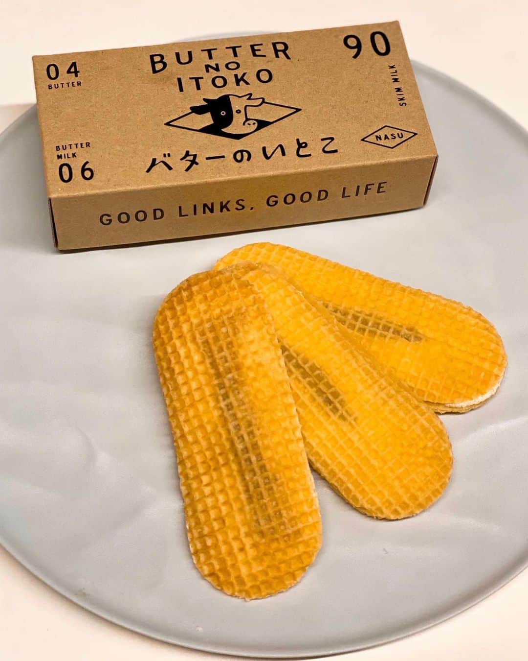 のインスタグラム：「いただいた『森林ノ牧場』と『サマンサタバサ』のコラボスイーツ「バターのいとこ」は、バターの香りのゴーフル生地の中に無脂肪乳で作ったミルクジャムが入っていて、ホワホワでシャリっとしてトロッとする食べたことない食感で、美味しかった〜！﻿ なかなか手に入らないそうです♡﻿ ﻿ #バターのいとこ #森林の牧場 #SamanthaThavasa #一杯の牛乳で変わる子供達の明日 #具義スイーツ2020」