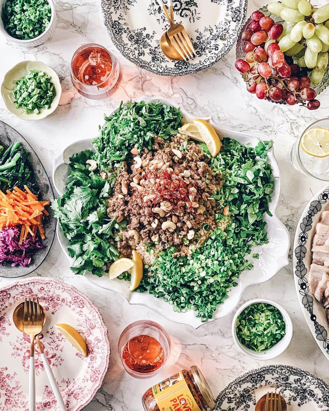 のインスタグラム：「🥄 𝑴𝒚 𝒉𝒐𝒎𝒆 【我慢にも限界が‥】 . 外食‥ 真面目にステイホームしてても 何にもいいことないもんです 損する性格 致し方ない‥ . でも！！ ようやく一部休業要請も解除決定しましたね👏🏻 . . さぁて気を取り直して作ったのが オクシモロンのカレー ようやく重い腰を上げて作ってみたら 簡単にできました♡ レシピは著書をご覧くださいね📖 . . 巨大すぎますが 中身のごはんはオール玄米でヘルシー🍚 青唐辛子の微塵切りで死にましたけど🤣 これだけなんとかならんかな💭💭 . 忠実に作るとほんとに 正真正銘オクシモロン🍛 感動🥺✨✨✨✨ . . 業務スーで揃えるとかなり安くできました🍚  #簡単レシピ #料理記録 #オクシモロンレシピ  #オクシモロン . . 【巣ごもり太りが社会問題に📰】 みんな太ってたんや‥ 安心しましたーー🤣🤣 . . #ギュギュギュ　は寝転んで締めてます爆 キツイやつは寝転ぶと締めやすい 昔やりませんでした？🤣 . . ゆるいカッコはもっとダメ‼️ スウェット着てる場合じゃない‼️ メイクもきちんとしないと すべてがだらーーんとたるみます‼️ . 身体は　@gyugyugyu_lme 必須 焦りつつ頑張りたい♡ 一緒にがんばりましょー♥︎♥︎ #ギュギュギュ #骨盤ショーツ #巣ごもりダイエット ‥‥‥‥‥‥‥‥‥‥‥‥‥‥‥‥‥‥‥‥‥‥‥‥‥‥‥‥‥‥‥‥‥‥ #love#follower#sweets#dessert#instacafe#instafood#instagood#おうちごはん#日々の暮らし#おこもり美容#ステイホーム#お家で過ごそう#おもてなし料理#家にいよう#マスク#晩ごはん#좋아요폭탄#좋아요꾸욱#소통#소통해요#소통환영#소통그램」