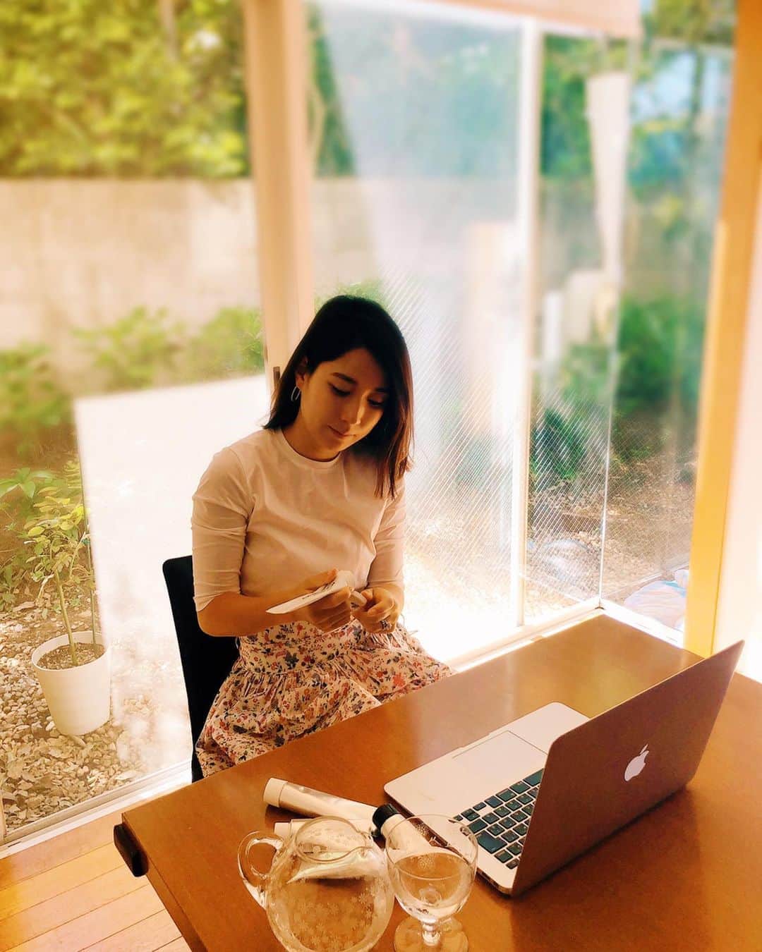 髙田麻紀子のインスタグラム：「❤︎ . 子供達がいると全然仕事にならないけど、去年から新商品の開発に向けて色々と進めてます💗 . トップス#shetokyo  スカート#horrorvacuimunich . #instagood #instalike #instapic #おうち時間」