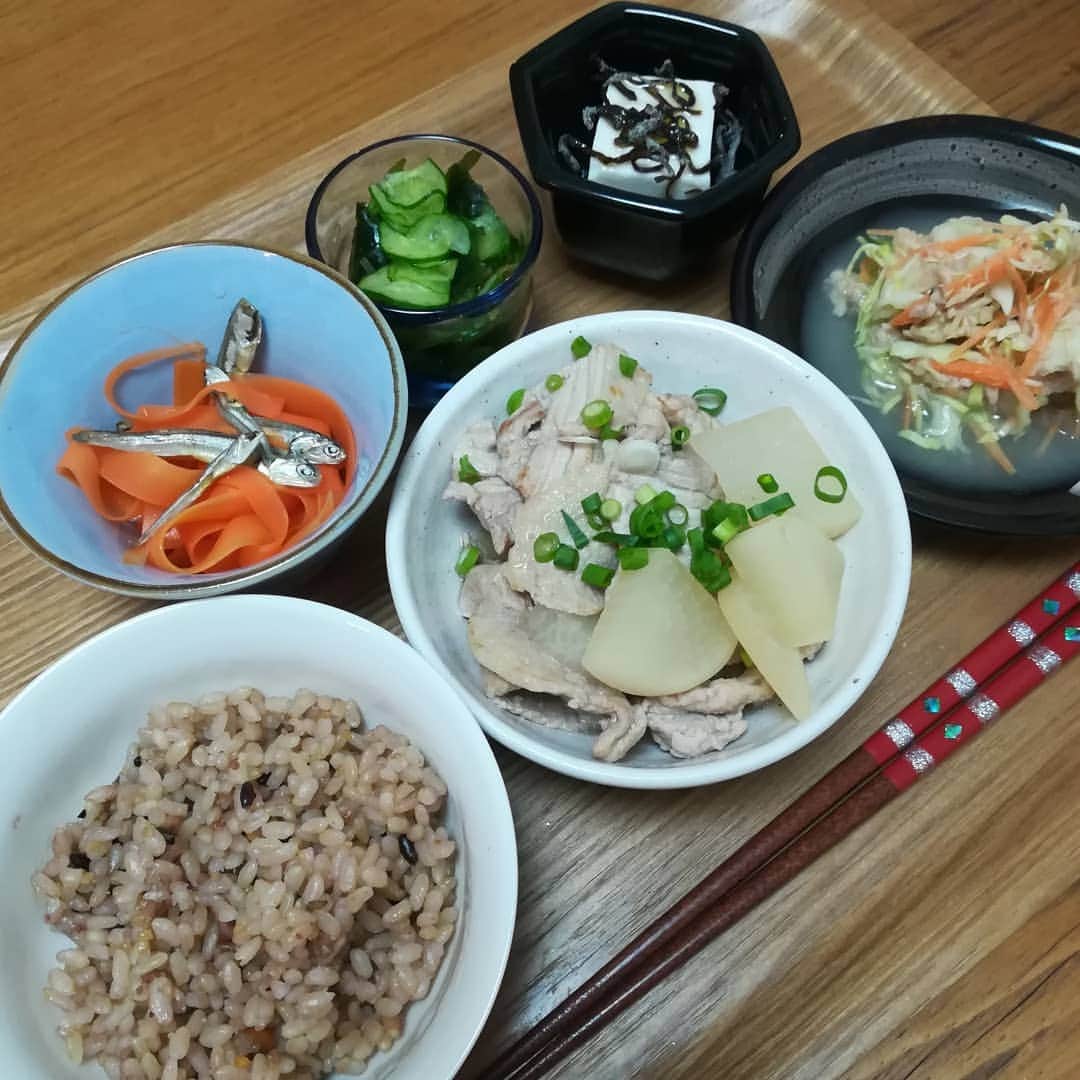 内田敦子のインスタグラム：「毎度ご飯写真をあげる生活をして2週間たった！  もちろんこんな努力はずっと続かないので、写真をこまめにあげるのは一旦おしまいにします！  成果としては、 お菓子をほぼやめられたのと、 体重が1キロ減った(戻った？)のと、 何より体調が良くなりました！！ お前の写真なんか見てないよ…と言われそうですが、 なんとなしに監視されている緊張感からか、かなり節制出来ました。  写真にあげている以外にもマックとか、マックとか、ソイジョイとか、こっそり食べていましたが…  半月ほど皆さんのタイムラインをお騒がせしました！🙇 何かとストレスを抱える状況ですが…少しでも早く平穏な日々が訪れますように。  #ダイエット #夜ご飯  #健康オタク  #定食」