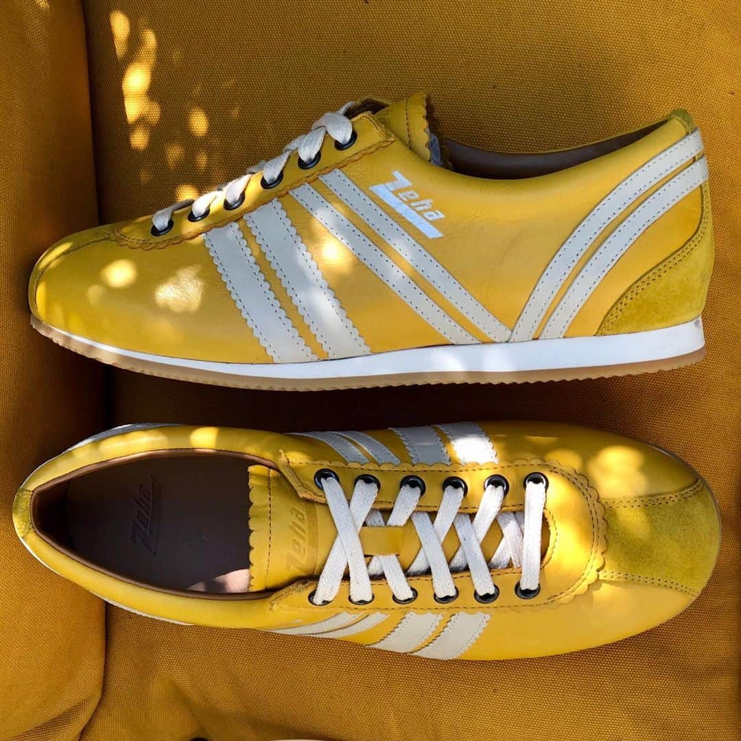 のインスタグラム：「Today Wear the Sun ☀️ Yellow Olympia  #Zeha #Berlin  Der Leichtathletik-Sprinter hat für den Großstadtrummel seine Dornen abgelegt. In den 60-er Jahren gehörte der #Olympia zu den leichtesten #Sprintschuhen der Welt: das Unisex-Modell ist ein leichter, farbenfroher #Sportschuh, der, gleich dem Klassiker Modell, vollkommen mit Kalbsleder gefüttert ist, eine herausnehmbare Innensohle und die gleiche stoßabsorbierende EVA-Schaumsohle mit einem gerillten Gummiprofil hat. Wie das Innenmaterial ist auch das Außenleder in allen bisherigen Ausführungen aus Kalbsleder und hat als besonderes Feature keine horizontale Naht an der gepolsterten Einstiegspartie. So bleibt der gestärkte Fersenbereich weich und anschmiegsam.  #Handmade in Portugal #newretro #sneakers #sneakeraddict #vintage #heritage #zehaberlin #pictureoftheday #sneakerness」