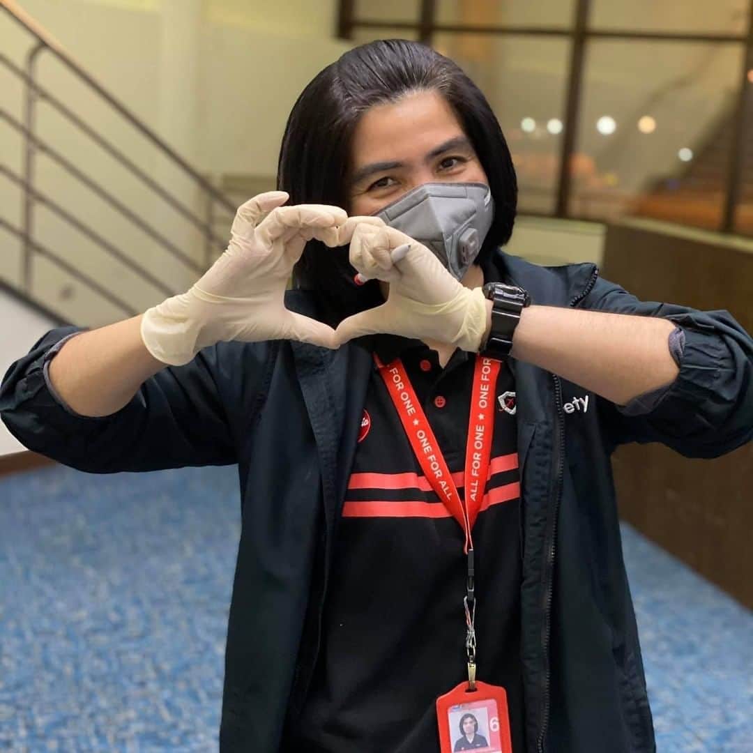 エアアジアのインスタグラム：「#HumansOfAirAsia “As an ERP Manager in the Safety Department, I am tasked with handling emergency situations for AirAsia in Thailand.  At the beginning of the pandemic, we measured the temperatures of guests, pilots and cabin crew before boarding. We had guests who were very worried, which made maintaining control on flights very difficult. Guests would refuse to board if they heard others had been to at-risk countries, even though they had been screened. At the same time, we had to manage and urgently find volunteers to carry out the large amount of scans we had to do for each flight. Luckily, Allstars from other departments including cabin crew and pilots with medical training (we have First Officers who are also actual doctors) joined in to help us carry out the screenings.  I’m glad I was part of this effort. Our team was very proactive and stringent in how our guests were screened because we wanted them to be safe. We wanted to protect and reduce the risks of our guests, pilots and cabin crew contracting the COVID-19 virus.” - Nukool Poopadkiew, Safety Department (Thailand) #InThisTogether」