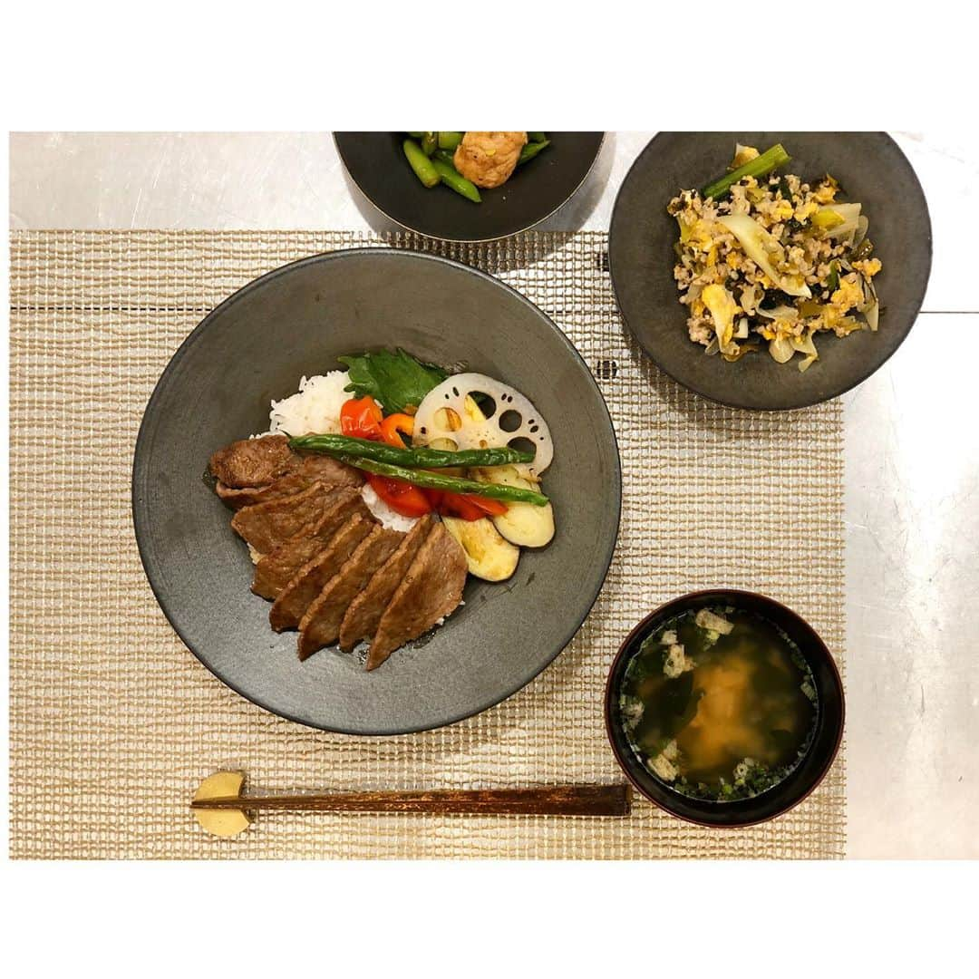 神崎恵さんのインスタグラム写真 - (神崎恵Instagram)「焼肉丼。焼いたあとにタレにつけご飯の上に。 食べるときに、大根おろしか粗挽き胡椒をのせて。 この器、カタログギフトをいただいて、迷って迷って迷って迷って決めたもの。 正解だった🤍いろいろなお料理に合いそうで嬉しい。 丼はどうだろう❔と試してみたけれど、うん。なかなかいい具合。こう見えて、ご飯大盛り分です🍚 先程は、キッチンライブ、ありがとうございました😌 西陽が心地いいひととき。 ご一緒時間。元気がでます。 次はハンバーグかな❔🍳 おちびへのたくさんのメッセージ、ありがとうございました✨ また週末くらいに、ご一緒できますように。 #おうちごはん #キッチンライブ」5月14日 21時00分 - megumi_kanzaki