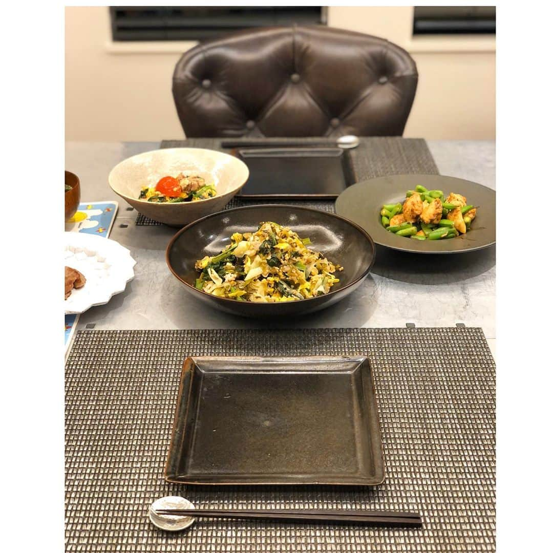 神崎恵さんのインスタグラム写真 - (神崎恵Instagram)「焼肉丼。焼いたあとにタレにつけご飯の上に。 食べるときに、大根おろしか粗挽き胡椒をのせて。 この器、カタログギフトをいただいて、迷って迷って迷って迷って決めたもの。 正解だった🤍いろいろなお料理に合いそうで嬉しい。 丼はどうだろう❔と試してみたけれど、うん。なかなかいい具合。こう見えて、ご飯大盛り分です🍚 先程は、キッチンライブ、ありがとうございました😌 西陽が心地いいひととき。 ご一緒時間。元気がでます。 次はハンバーグかな❔🍳 おちびへのたくさんのメッセージ、ありがとうございました✨ また週末くらいに、ご一緒できますように。 #おうちごはん #キッチンライブ」5月14日 21時00分 - megumi_kanzaki