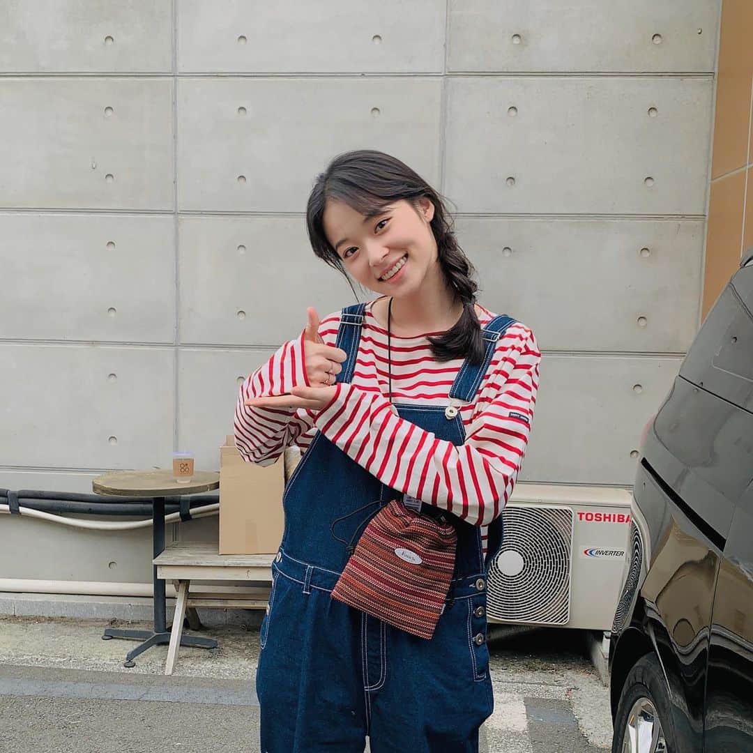 シン・ドヒョンのインスタグラム：「먼저 뜻깊은 챌린지에 동참하게 해준 해은언니(@joo_t_aime_ ), 나나언니(@jin_a_nana ) 그리고 승균오빠(@tmdrbs782 )께 감사드립니다. - 5월 가정의 달을 맞아 간만에 가족들과 행복한 시간을 보내면서 그 순간에도 저희를 위해 싸우고 계셨던 의료진분들이 떠올라 부끄러운 마음이 들었어요. 우리의 평범한 일상을 위해 본인들의 소중한 일상을 희생하고 계신 의료진분들께 감사와 존경을 표합니다. 아름다운 날씨에 마스크는 참 답답하고 불편하지만 우리 모두 잘 싸워온 것 같습니다. 조금만 더 힘내요 대한민국! 🇰🇷 - 다음으로  주영언니(@izoo_young) 윤지언니(@_yunjeekim_ ) 그리고 정선이(@jinjungsun ) 응원 함께해주세요💪🥰 #의료진여러분 #응원합니다 #덕분에챌린지 #덕분에캠페인」