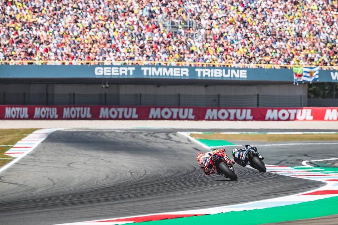 レプソル・ホンダのインスタグラム：「#ThrowbackThursday - Through The Lens - @polarityphoto ⠀⠀⠀⠀⠀⠀⠀⠀⠀ You can’t beat a good race day battle. When all is said and done, that’s what we all want to see! There’s something about Assen that always seems to produce great racing. I chose this photo for my throwback as it reminds me of some of the things we love about MotoGP, in this case two great riders going toe-to-toe in front of the spirited Dutch crowd. It’s a fast left hander just before the final chicane and both Marc and Maverick were full tilt sliding through it with the very vocal fans making themselves heard. I remember shooting this and then stopping for a lap to just take in the atmosphere and racing. - 1/1600 sec  f/6.3  400mm  ISO 320」
