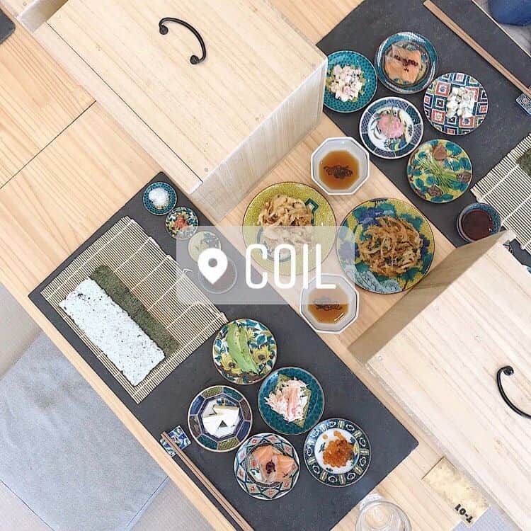 RiLiさんのインスタグラム写真 - (RiLiInstagram)「自分でまきまき、細巻き🌀🎶【Coil】🍣✨ ..... 金沢で昔から親しまれてきた「細巻き寿司」を楽しくおいしく🍣金沢市にある【Coil（コイル）】がいま、アツいの❣️ お皿に乗った具材を自分でまきまきして食べるスタイルがめずらしい🌀✨ノリとご飯が木箱の中に入って出てくるところも新鮮でなんだかワクワクしちゃうよね😝💓 具材はなんと45種類もあるんだとか💭💕旅のお昼休憩におすすめだよ🙆‍♀️ ❣❣❣❣❣ . ※注意※ 新型コロナウイルス感染拡大のため 現在、日本国内各地で不要不急の 外出自粛要請等が出ております。 . 自分やまわりの大切な人を守るためにも 今は外出をお控えいただき、 終息した際のお出かけスポットリストとして こちらの投稿はご参考ください。 . またご紹介したお店の営業時間等が 変更されている場合がございます。 ご注意くださいませ。 . . サイトやSNSで掲載させていただくお写真募集中😘📸 かわいいコーデやアイテム、注目スポットなどが撮れたら、ハッシュタグ→#rili_tokyo  を付けて投稿❗ ． Special Thanks💋 Photo by @tan___gram @nyaga27_ojicial @rina11n @mofgram_17 ． #春 #coil #コイル #手巻き寿司 #お寿司 #金沢スポット #金沢旅行 #石川カフェ # #ベージュコーデ#ワントーンコーデ #シンプルコーデ  #カジュアルコーデ #ガーリーコーデ #置き画 #置き画くら部 #今日のコーデ #コーデ #コーディネート #RiLi  #おしゃれさんと繋がりたい #お洒落さんと繋がりたい #ファッション #패션스타그램 #ootd #outfit」5月14日 21時02分 - rili.tokyo