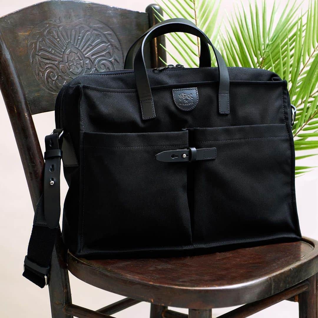 イルビゾンテのインスタグラム：「Back to black for busy days. ☆  #ilbisonte #menfashion #accessories」