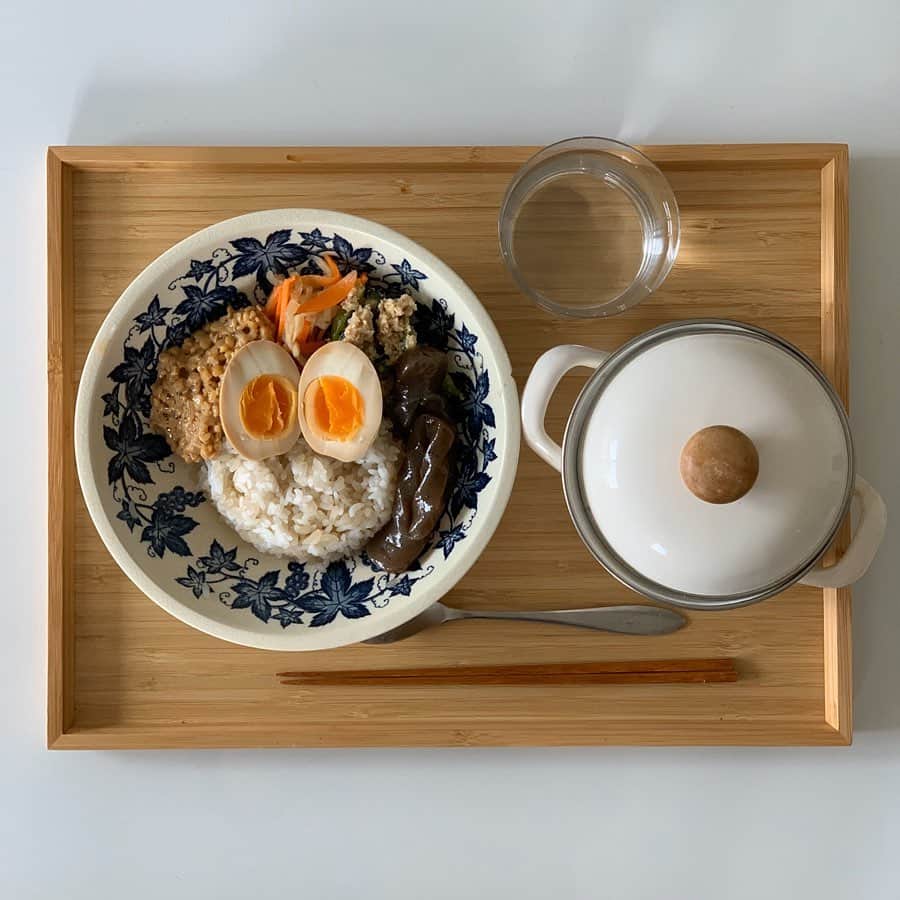 斎藤なりのインスタグラム：「最近はお昼まで丼飯化してる #となりの食卓 今回は久しぶりに煮物作りました！ 鉄板の「干し椎茸出汁の鶏大根」 . 最近、料理器具について沢山の質問をいただきます！ 個人的に一番オススメな調理器具は 圧倒的に「圧力鍋」 圧力鍋は、炊く・煮る・蒸すが めちゃくちゃ時短で出来る上、美味しく仕上がります！ (煮物なんて具材放り込んで5分だよ！) なので圧力鍋は我が家では欠かせない調理器具🥬 . 圧力鍋って言ってもガスだけでなく電気のもあって 値段もピンキリ… そういう場合、わたしは、 一番安いor手軽なものをお勧めします！ 何故なら、本当に使いやすいかは 人により、使ってみないと分からないので！ . まずは簡単に使ってみて その便利さを体感してみてください！ 体感してから鍋クオリティを こだわっていいと思いますよ☑︎ #朝ごはん #朝ごはんの記録 #おうちあさごはん #おうちごはん #あさごはん #いえごはん #家ごはん #朝食 #iegohanphoto #フーディーテーブル #和食 #和食朝ごはん #和食ごはん #豊かな食卓 #朝時間 #私のおいしい写真 #丁寧な暮らし #私のおいしい写真 #iPhone写真 #料理 #料理写真 #wp_deli_japan #mycook365 #てづくりごはん365 #キッチングラム #おうちごはんlover #タベリー」