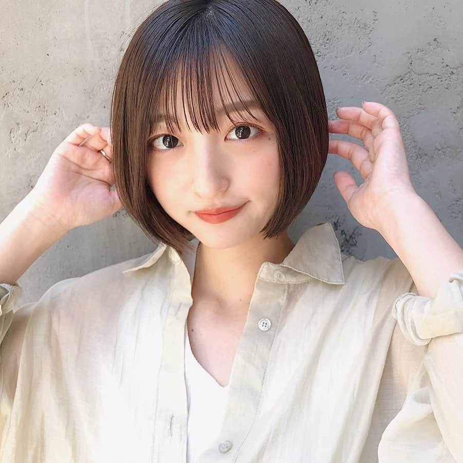 石井陽菜さんのインスタグラム写真 - (石井陽菜Instagram)「﻿ ﻿ ﻿ ﻿ ﻿ 暑いね〜﻿ ﻿ もう夏かな？5月にクーラーつけたら﻿ 真夏過ごせない…と思って冷えピタで過ごしてました🌞﻿ ﻿ ﻿ ﻿ ﻿ ﻿ そしてヘアセットについて聞かれるのでお答えします﻿ ﻿ この写真は美容師さんにオイルでセットしてもらってますが、普段も私はオイルを使ってます﻿ ﻿ ﻿ ﻿ 家ではナプラのヘアオイル、﻿ そして持ち歩くようにTHREEのオイルです﻿ ﻿ ﻿ 特にTHREEは匂いが好きでお気に入り☻﻿ ﻿ ﻿ ﻿ ﻿ ﻿ ﻿ ﻿ #ヘアスタイル#ヘアセット#ショートボブ#ヘアオイル﻿ ﻿ ﻿ ﻿」5月14日 21時18分 - ishii__haruna