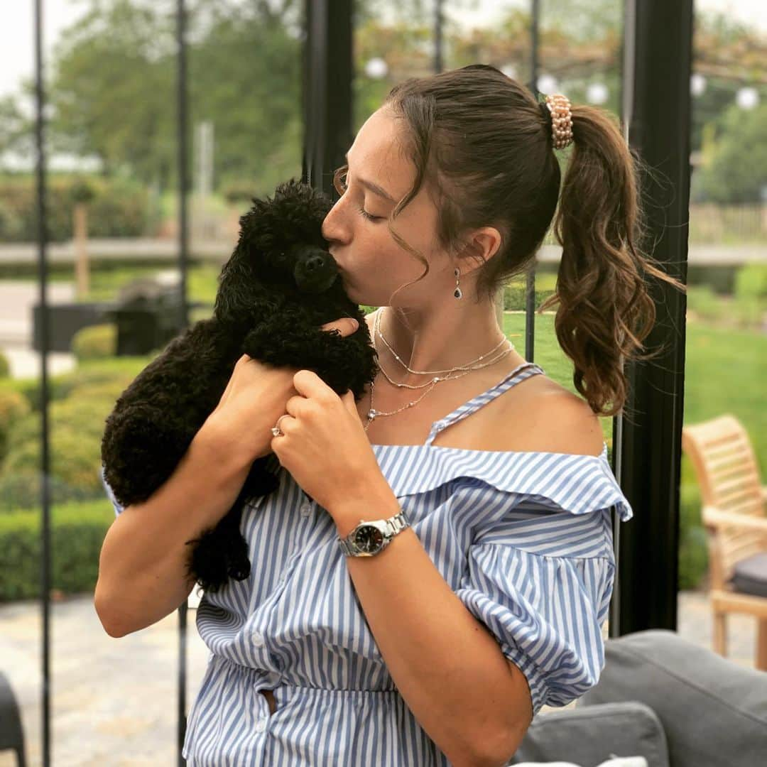 ニナ・デヴァエルさんのインスタグラム写真 - (ニナ・デヴァエルInstagram)「Such short little lives our pets have to spend with us, and they spend most of it waiting for us to come home each day ✨」5月14日 21時20分 - ninaderwael