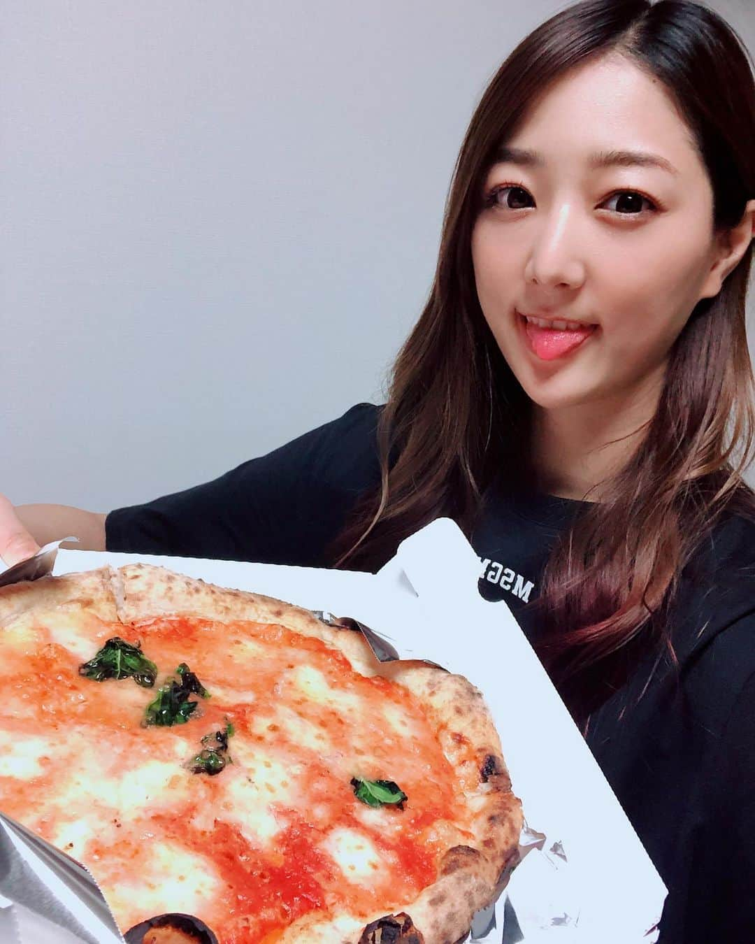 佐々木もよこのインスタグラム：「恵比寿エスクラッシコさんのテイクアウトピザ😋﻿ マルゲリータ〜‼️🍕🍕﻿ ﻿ やっぱり焼きたてが食べたくて🥺﻿ 1枚マルゲリータ焼いていただきました💕💕﻿ ナポリピッツァだとエスクラッシコさんのマルゲリータが1番のどごしがいいかもしれない…！🥺❤️﻿ と、今日思った🙆‍♀️🙆‍♀️﻿ ﻿ ﻿ ﻿ そして希望のバトンピッツァも3種類購入🥰🍕﻿ 冷凍で3ヶ月もつと言われましたが、﻿ 今もう残り1本になりました🙃🙃﻿ ﻿ こちらもまた紹介するね❤️﻿ ﻿ ﻿ 早く気持ちのいい外でピザ食べたい〜‼️🥺🍕﻿ ﻿ ﻿ ﻿ ﻿ #ピザ姫#ピザ応援隊#マルゲリータ#エスクラッシコ#恵比寿#ピザ#テイクアウトグルメ #テイクアウトピザ」