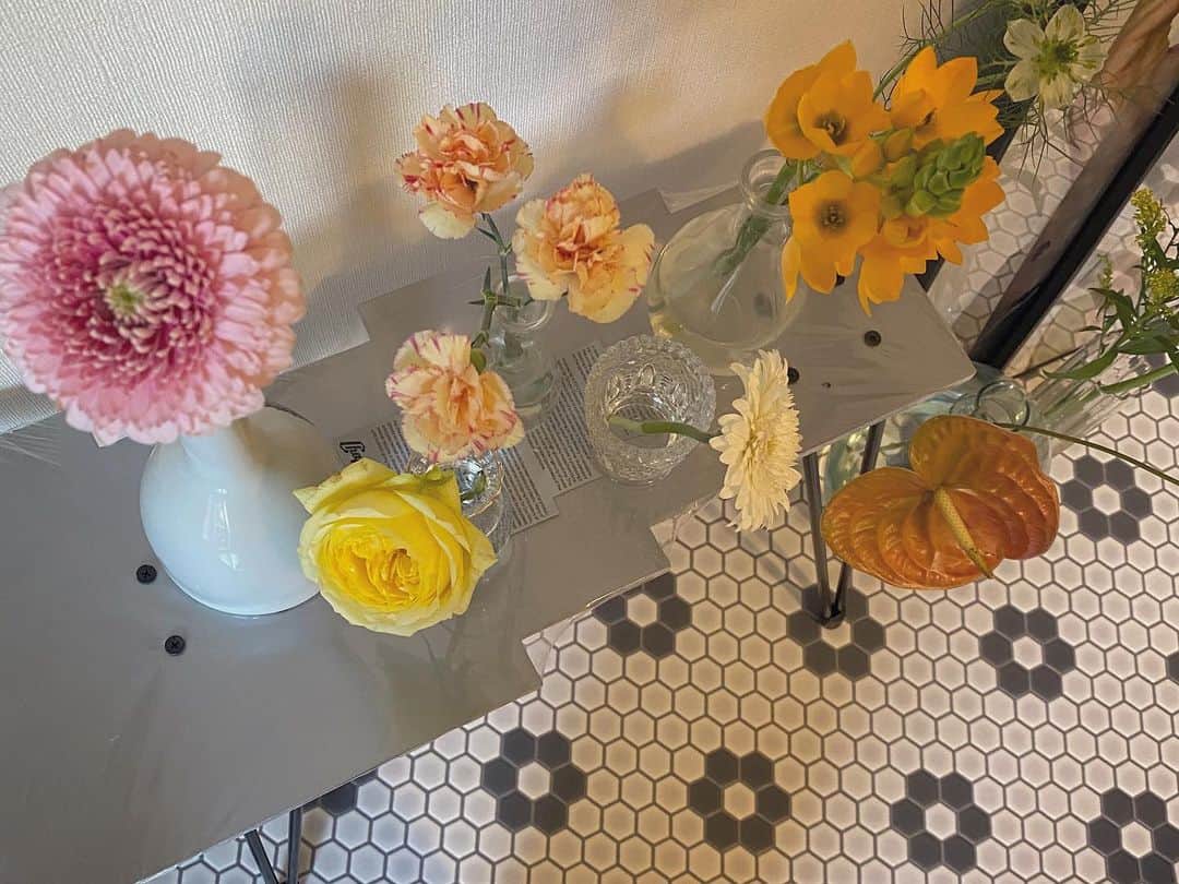 のインスタグラム：「やっといろいろ咲いてきた😚 最近はつぼみのお花を買うようになりました。 皆様が教えてくださった芍薬というお花も つぼみがかわいくて買いました♡」