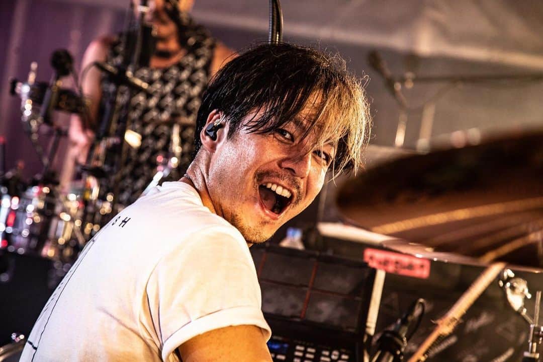 桜井誠のインスタグラム：「笑って 笑って またきっと こんな日が来るさ そう願おう photo by @nekozephoto #liveforcelivehouse #dragonash」