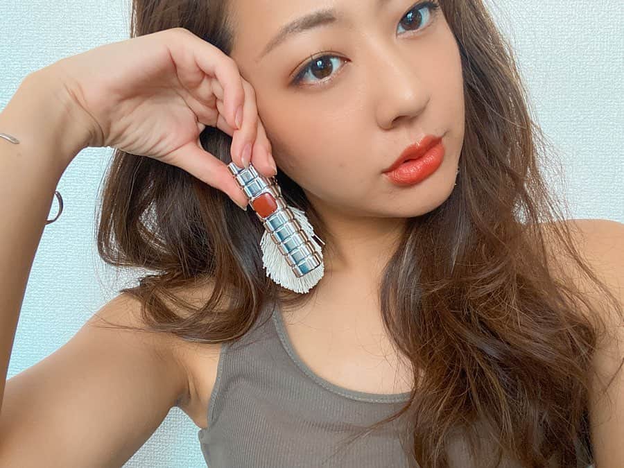 高橋有紀子のインスタグラム：「* おうち時間が少しでも満たされるように心がけていること、 その2。  外出自粛が続いてお外に出なくても メイクもヘアもできるだけちゃんとして、 モチベーションを保つようにしてます💋。 * * でも外出自粛でまつげエクステも行けてないから、 リップでワンポイントプラス💄🌈 * ロレアル パリ SHINE ONコレクションの 新色ティーオレンジサングイン(956)を使ってみたら オイル配合だからこのツヤ感🥺✨ * 発色はすごく良いのに派手すぎない色味だし、 イエローベース・ブルーベース向けで展開されてるから 自分の肌に馴染みやすいカラーが選べるよ🙆🏽‍♀️💄 * * 30代に入ってちゃんとリップをしないと メイクが締まらなくなったのは私だけじゃないはず🤔。。 * @cchannel_girls  @cchannel_lemonsquare * * #lorealparis #makeup #ロレアルパリ #シャインオンリップ #ティーブラウン #ブラウンリップ #コスメ #メイク #リップ #美容 #おうち時間 #おこもり美容 #アラサー美容 #アラサーママ　#PR」