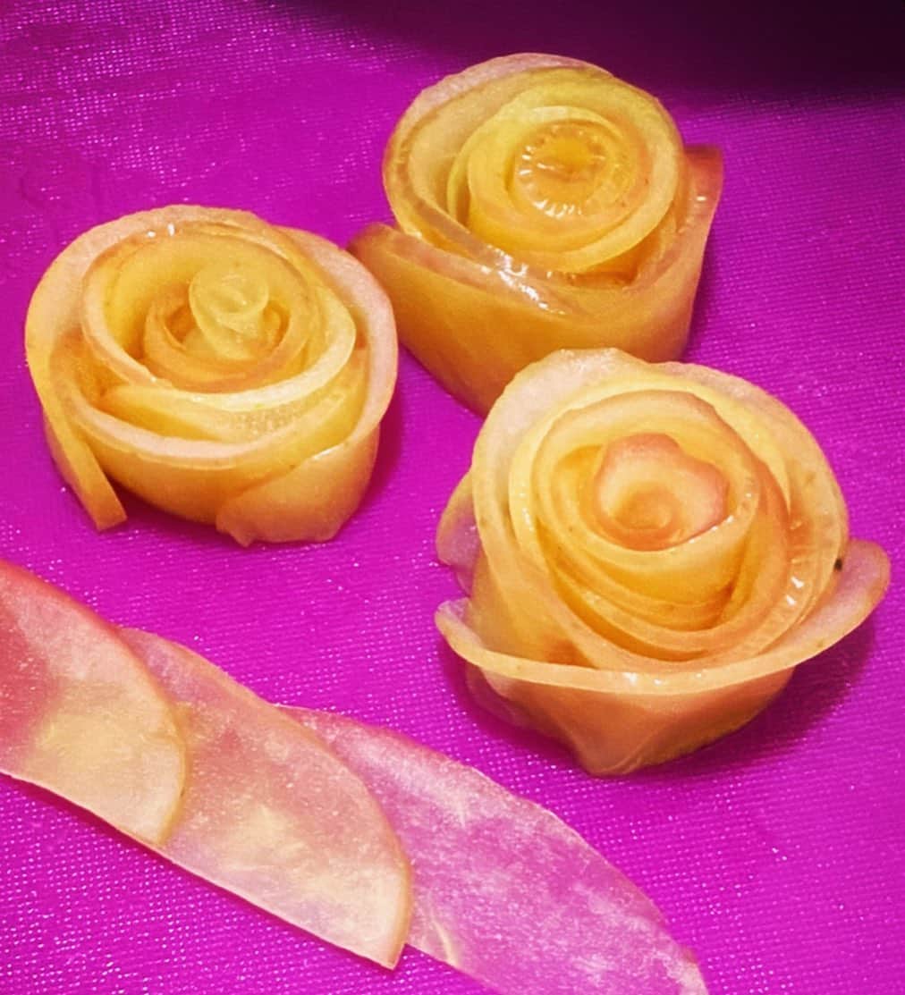 早瀬英里奈さんのインスタグラム写真 - (早瀬英里奈Instagram)「ROSE CAKE🌹✨ ・ 先日、大阪の“POIRE(ポアール)“さんから、ポアールデコレーションスポンジと北海道CREAM(無糖の生クリーム)のセットが届き『OUCHI DE CAKE』に挑戦しました🎂❣️ ・ どんなケーキにしようか迷ったのですが… 祖母の薔薇を思い出し、ローズケーキに決定🌹💕 ・ 薔薇を作るりんごのコンポートは、林檎を薄くスライスして、塩水につけたあと煮込みます🌟(レンジで３分程でもOK) 今回林檎が甘かったので、砂糖やはちみつは加えずに作りました🍎 ・ あとは何枚かりんごのスライスを重ねてくるくる巻けば、りんごのコンポートローズが完成🌹✨ (うまく巻けない場合ははちみつ等を塗って巻くのも一つの手かも) ・ 生クリームはきび砂糖を少しだけ加えて、甘さ控えめにしました🥣 ・ スポンジを半分に切り、生クリームと残りのりんごのコンポートを敷き詰めまた生クリームとスポンジでサンドします🍰 ・ あとは、好きなようにデコレーションするだけ🙌 ・ 私のイメージは花束💐 ペパーミントも一緒に添えてみました🌱 ・ ケーキの側面はレモンのスライスとアラザンでデコレーションしてみました🍋 ・ お店に並ぶようなオシャレ感は無いけど、ホームパーティーくらいならいけるかな？ ・ 一人分ということをすっかり忘れていたので…ボリュームたっぷりのケーキになってしまいました🍎🍋🎂🌱🌹 ・ 久々のケーキ作り楽しかった🥣 ・ ポアールの辻井さん @poire_tsujii  楽しいおうち時間を本当にありがとうございました✨ ・ ケーキのスポンジを焼くのが苦手な方も、これなら失敗もなくプロの味が楽しめて良いこと尽くしです🍰 気になった方は、POIREさんのHPを是非ご覧下さい🎁 ・ ・ ・ #rosecake #薔薇 #りんごのコンポート #祖母の薔薇 #poire #想い出の名脇役  #ouchidecake  #お菓子作り #楽しい #おうち時間  #今度は誰かと一緒に #早瀬英里奈 #erinahayase」5月14日 21時35分 - erina.hayase