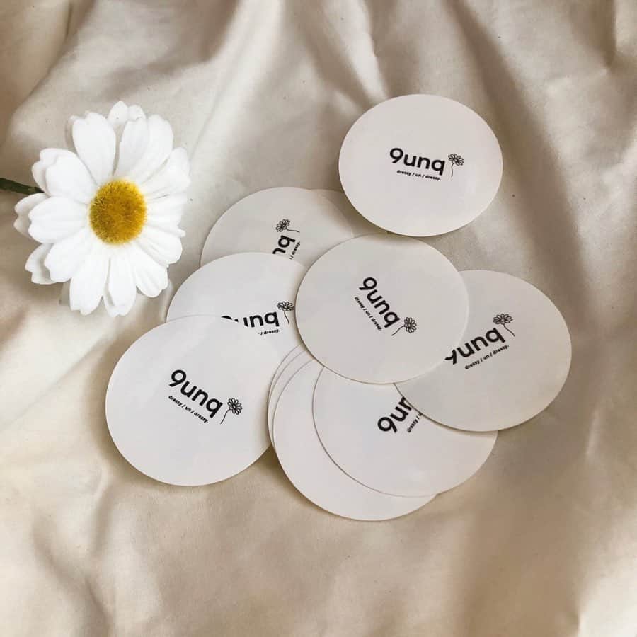 ひよんのインスタグラム：「🌼👖 ㅤㅤㅤㅤㅤㅤㅤㅤㅤㅤㅤㅤㅤ むかしから密かに思い描いていた夢が 形としてできた大切なブランド♡ ㅤㅤㅤㅤㅤㅤㅤㅤㅤㅤㅤㅤㅤ 第一弾のお洋服がみんなの元に 着々と届いてるみたいで安心🥰💓 注文してくれたみなさん、 本当にありがとうございます😭❤️❤️✨ みんなとお揃いのお洋服が着れて嬉しいよー😆🌼👖 ㅤㅤㅤㅤㅤㅤㅤㅤㅤㅤㅤㅤㅤ #9unq #9unqstyle #9unqコーデ #꾸안꾸 #クアンク #ひよん #ひよん女子会」