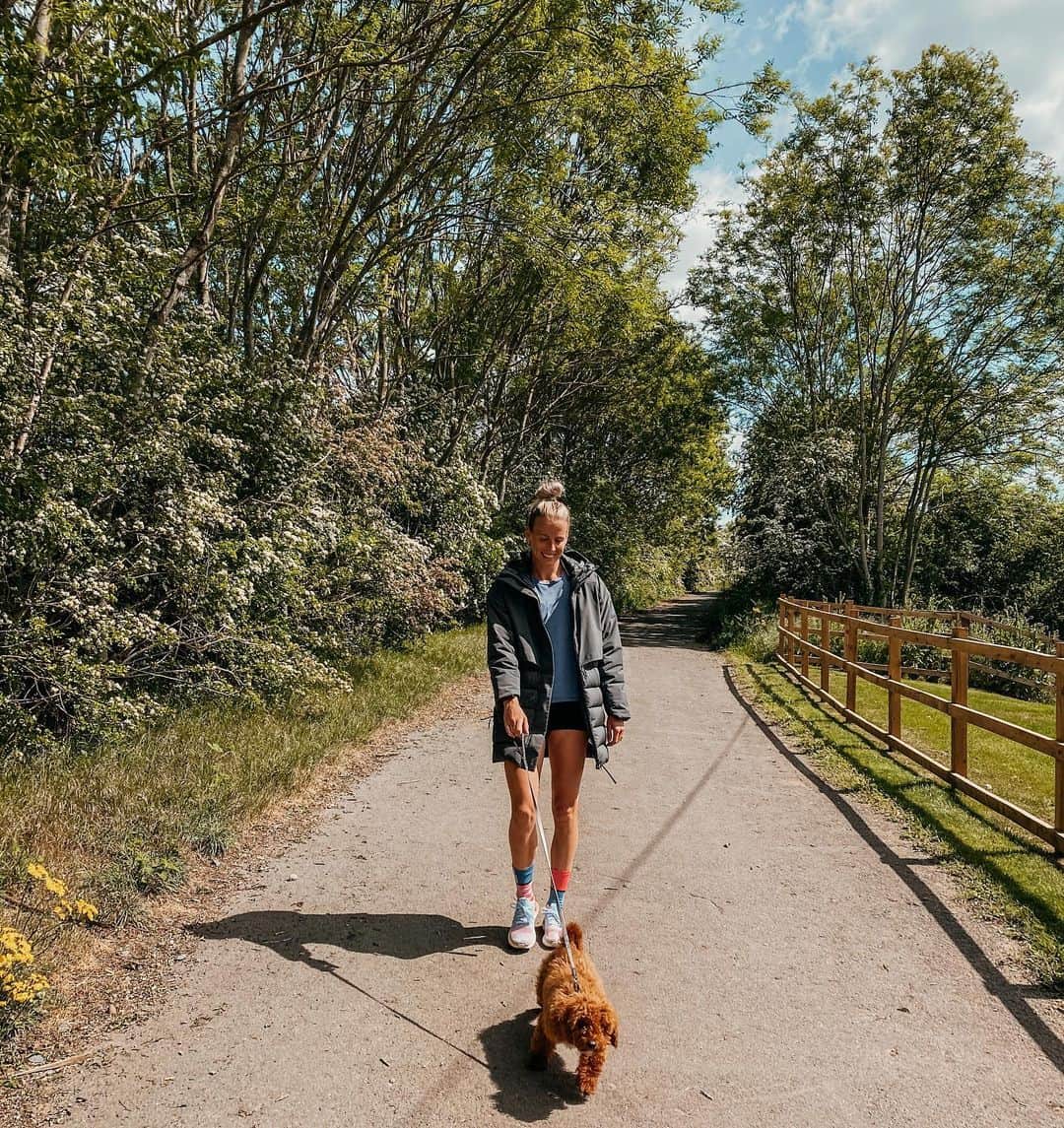 リンジー・シャープのインスタグラム：「Ready for summer in the U.K. Shorts and a winter jacket. 😂」