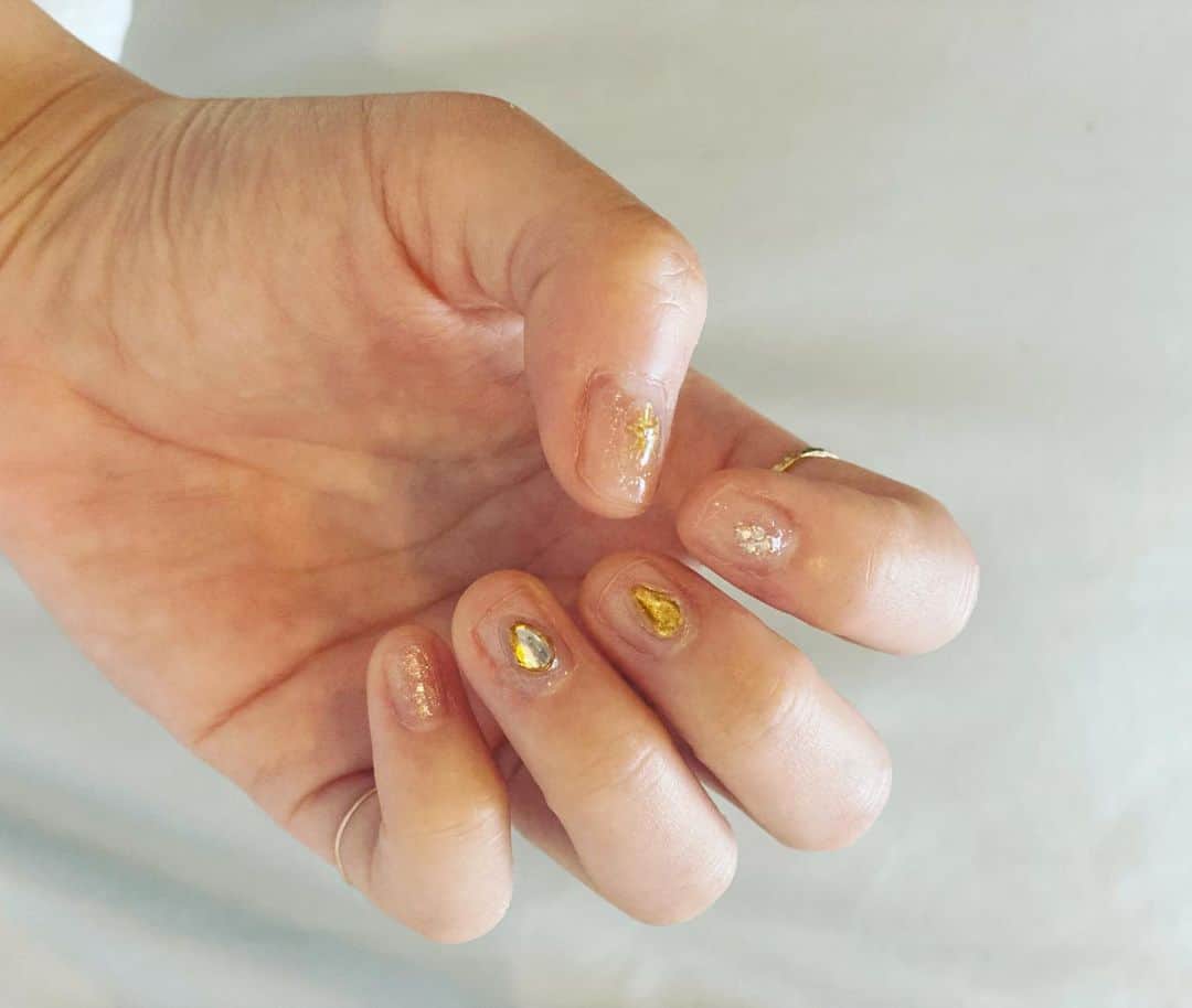 YUKA さんのインスタグラム写真 - (YUKA Instagram)「@tiito_nails の、ハンドメイドネイルパーツを着けてみました♡  ネイル行けなくて指先が寂しい。。😞って思っていましたが。  アルコールで爪の汚れを拭き取ってトップコート👉シールを載せて👉再びたっぷり目に透明のマニキュアでコーティング。。。 うん。しっかり乾かせばジェルネイルした時みたいに固まってくれる☺️♡優れもの〜✨🧚‍♂️ @isomu_art に感謝✨✨✨ 気になった方はぜひ！ tiitoのwebshopから購入可能ですよ♪」5月14日 21時51分 - yukamoumoon