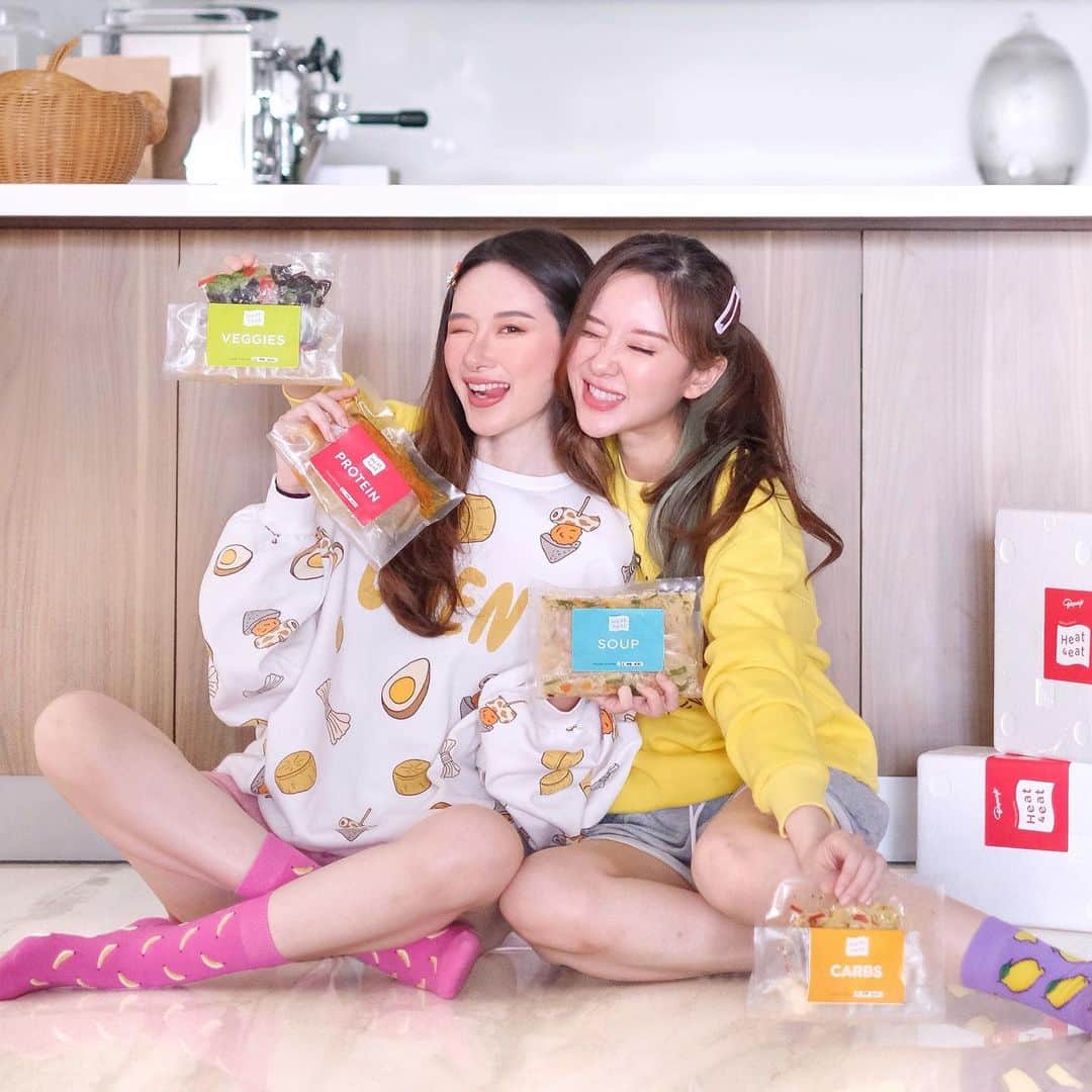ジェシカ・ヤマダのインスタグラム：「Guys. Nyadar ga, kenapa belakangan ini banyak banget restoran yang keluarin frozen food? Karena emang nolong banget di tengah pandemi begini. . Selain bisa disimpan dalam jangka waktu lebih lama (jadi bisa sekalian beli banyak buat nyetok, plus mengurangi kontak fisik juga kan ya), frozen food juga praktis buat kalian yang males or ga bisa masak kaya aku hahaha, karena biasanya udah dimasak dan tinggal diangetin aja. 👍 . Nah, buat kalian yang pengen frozen food tapi mau opsi yang lebih sehat, terjamin kualitas dan higienitasnya (and tetep uenakkk tentunya), @dapurfit punya solusinya nih 👉✨ @dafitheat ✨😋👌🔥 . Why @DafitHeat > other frozen food? ✔️ Made by @Dapurfit - The True Science-Based Catering #TestiDapurfit ✔️ HEALTHY - We only use all-natural premium ingredients, made fresh by order ✔️ EASY - Simply heat & eat your DafitHeat! ✔️ AFFORDABLE - Special price during Covid19 season, starts from IDR 10k per pack! ✔️ TASTY - We strongly believe that healthy food MUST taste delicious . . P.S. Cobain menu favorit aku deh: Sate Lilit, Spicy Bulgogi Wagyu, Stir Fried Soun, Pumpkin Soup, and of courseee... SALMON RENDANG 🤯👍👍👍🔥 (link untuk order ada di bio aku / @dafitheat ya) . Yuk #SediaMakananSehat di rumah! 🤗🏡 #SimplyHEATandEAT your #DafitHeat #SehatJadiPraktis」