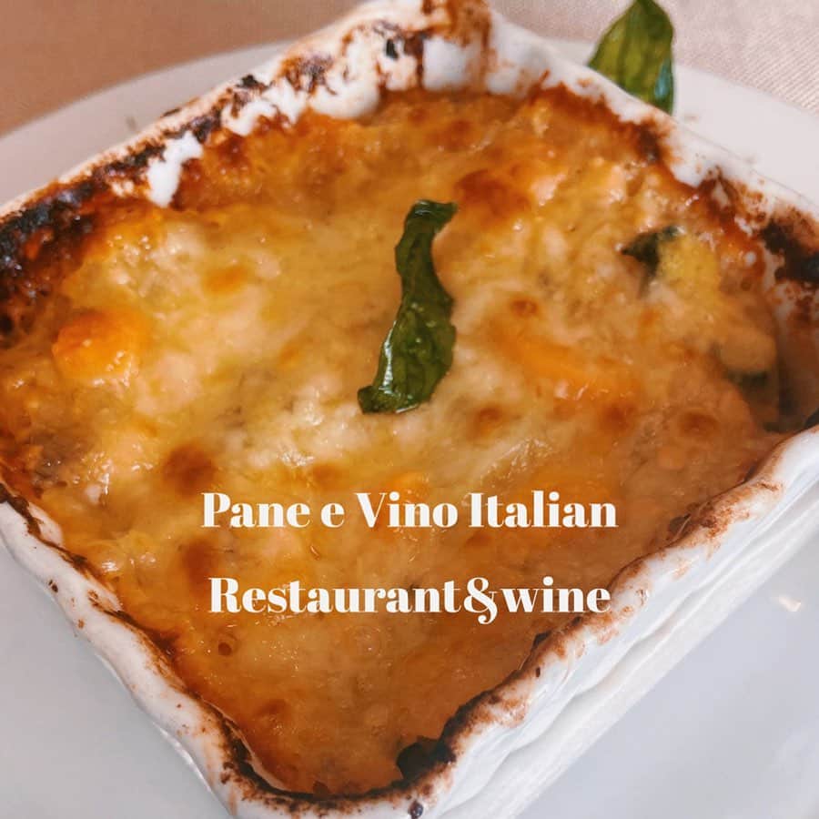 旅ぷらAPTトラベル ハノイ支店のインスタグラム：「・ 【ハノイの本格イタリアン Pane e Vino】  ハノイの美味しい本格イタリアンレストラン 『Pane e Vino(パンネビーノ)』🇮🇹 ・ ここはベトナムで最も歴史のあるイタリアンレストランとも呼ばれているお店で、有名な観光地の1つオペラハウスから徒歩5分ほどの場所にあります✨ ・ ピザやパスタがとても美味しく、 本格イタリアンを求め欧米人の方も多く訪れています。 ・ 店内はモダンでリラックスでき、居心地の良い空間になっているので、ビジネスシーンとしても利用することができます。 ・ またランチはとってもお得に食べられるので おすすめです😋🌟 ・ 前菜、メイン、デザートにパンと１ソフトドリンクがついて、およそ1050円(210,000vnd) ✨ ・ ■スープ、パスタ、デザート ■サラダ、ラザニア、デザート と2コースがあり、どのメニューも素材の味をいかした、優しい味わいです🥰 ・ とにかくこのサーモンのラザニアが美味しかった〜〜💓 ・ ワインも豊富に取り揃えているので、 美味しいワインとともに、のんびりとイタリアン料理を 楽しむことができますよ🥰 ・ 【Pane e Vino ~Italian Restaurant and Wine Shop~】 📍3 Nguyễn Khắc Cần, Hoàn Kiếm 🕑 9:00〜23:30 (L.O. 22:30)」