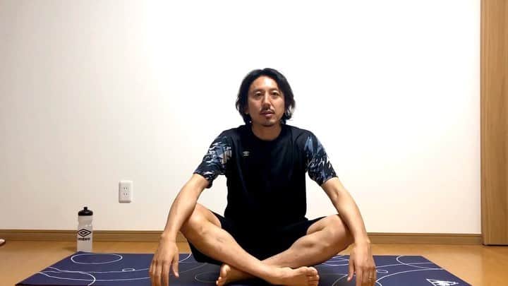橋本英郎のインスタグラム：「【おうち簡単トレーニング】ヨガシリーズ 今日は昨日まで3日間やったので、ヨガのポーズを入れます。  が、結構キープするのはしんどいです。ヨガをやり出した時これのどこが楽な姿勢やねん！って思ってたので。  犬のポーズです。  ポイントは、 ・呼吸！ ・『く』の字になる ・角度は人それぞれ ・無理しない ・かかとは余裕があれば地面につける ・呼吸をしっかりする（2回目）  回数は、呼吸を犬のポーズの体勢になってから3回から5回深くします。  セットは1セットで充分です。 2回目、3回目とやると少しずつこの姿勢が楽になってくるはずです。余裕があれば何度かやってみて下さい。  無理せず、ゆっくり、ゆったりやってね。  いいおうち時間をお過ごし下さい。 ． ． ．  #おうちでトレーニング  #簡単トレーニング  #fc今治  #橋本英郎  #umbro  #2週間  #毎日トレーニング  #家トレ  #いまできること  #ヨガポーズ」