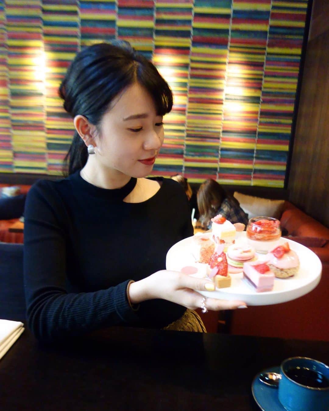 荒木悠衣のインスタグラム：「- アフタヌーンがテイクアウトできる時代なんですって🥂 こんなご時世だけどもみんなの本気の工夫がたくさん出てきてなんだか捨てたもんじゃないなぁなんてね。 - また @yui_chocolat にあげますね🍫 (写真は以前に今回のテイクアウトとは別の場所で撮ったものです🙇‍♀️)」