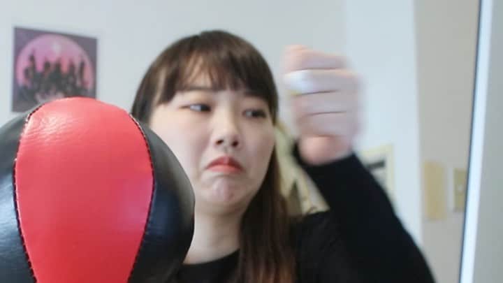 藤原麻里菜のインスタグラム：「Do you get stressed when you are writing an apology Email? This machine solves that problem. _ #mudazukuri #無駄づくり　#wastedcreations #無用發明 _ #arduino #arduinoproject #punchmachine」