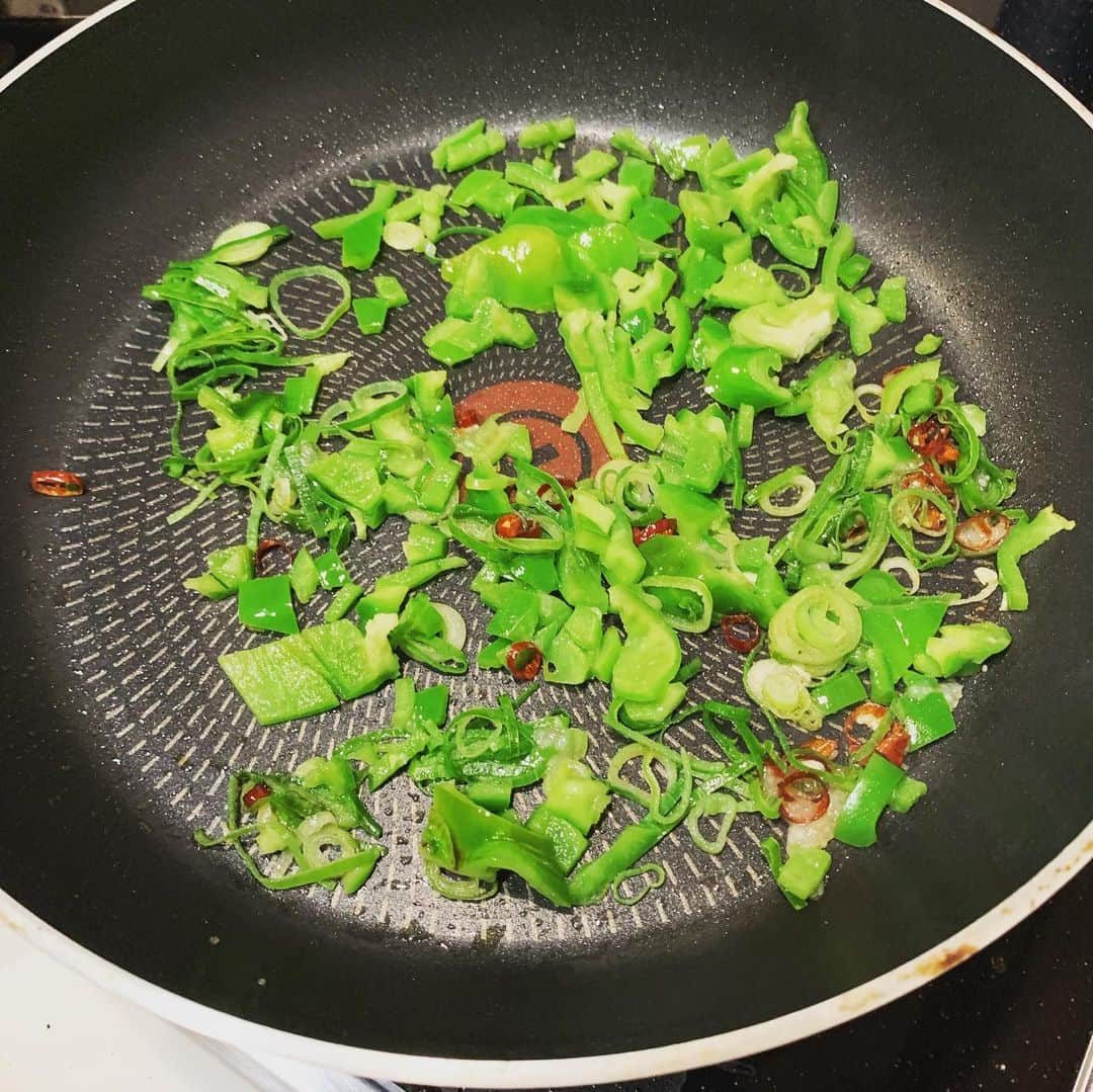小柳津林太郎さんのインスタグラム写真 - (小柳津林太郎Instagram)「Made Mapo Tofu tonight!!! I'm really into home cooking😇今夜は四川麻婆豆腐。  Step1 豆腐を五分茹でる  Step2 にんにく、鷹の爪、ネギ、ピーマン（試しに）を胡麻油で炒める  Step3 牛ひき肉を投入。色が変わるまで炒めましょう。  Step4 豆腐とお湯（目分量で）を投入して、鶏ガラスープの素、豆板醤、甜麺醤、唐辛子パウダー、ラー油お酒（少々）を入れて煮込む  Step5 水溶きした、片栗粉を投入して、トロミをつける。後は花山椒と、ネギをトッピングして、完成！  マーとラーのバランスは味見しながら好みにあわせましょう。基本全部目分量ですが、事前にレシピサイトとかで、およその分量を把握しておくと失敗することはないでしょう！  #stayhome #staysafe #言い飽きた けど、 #楽しく #クッキング #麻婆豆腐 #四川 #中華料理」5月14日 21時50分 - rinsta_gram1002