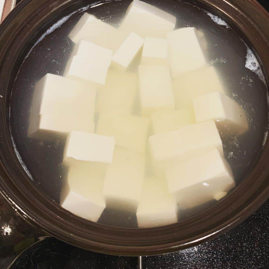小柳津林太郎さんのインスタグラム写真 - (小柳津林太郎Instagram)「Made Mapo Tofu tonight!!! I'm really into home cooking😇今夜は四川麻婆豆腐。  Step1 豆腐を五分茹でる  Step2 にんにく、鷹の爪、ネギ、ピーマン（試しに）を胡麻油で炒める  Step3 牛ひき肉を投入。色が変わるまで炒めましょう。  Step4 豆腐とお湯（目分量で）を投入して、鶏ガラスープの素、豆板醤、甜麺醤、唐辛子パウダー、ラー油お酒（少々）を入れて煮込む  Step5 水溶きした、片栗粉を投入して、トロミをつける。後は花山椒と、ネギをトッピングして、完成！  マーとラーのバランスは味見しながら好みにあわせましょう。基本全部目分量ですが、事前にレシピサイトとかで、およその分量を把握しておくと失敗することはないでしょう！  #stayhome #staysafe #言い飽きた けど、 #楽しく #クッキング #麻婆豆腐 #四川 #中華料理」5月14日 21時50分 - rinsta_gram1002