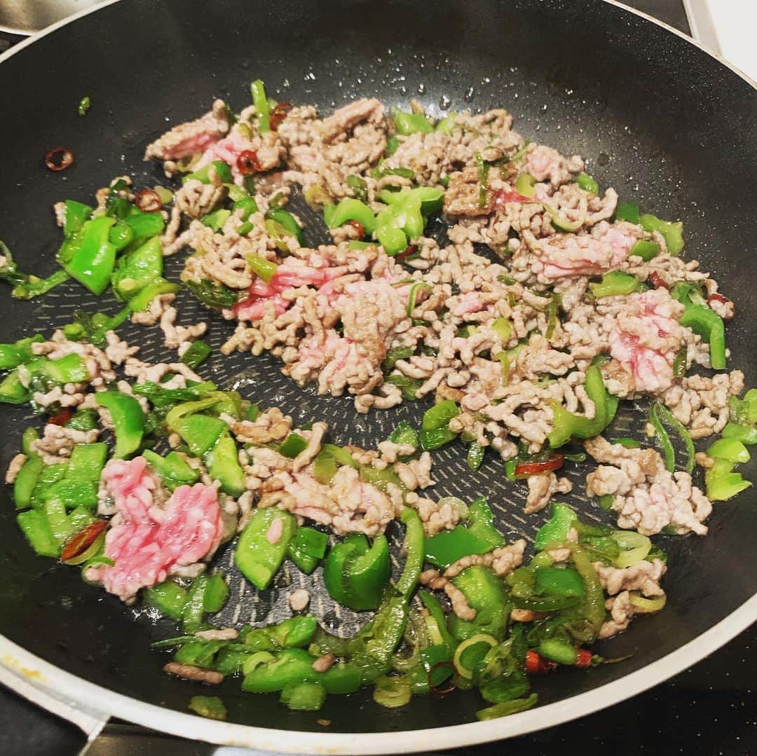 小柳津林太郎さんのインスタグラム写真 - (小柳津林太郎Instagram)「Made Mapo Tofu tonight!!! I'm really into home cooking😇今夜は四川麻婆豆腐。  Step1 豆腐を五分茹でる  Step2 にんにく、鷹の爪、ネギ、ピーマン（試しに）を胡麻油で炒める  Step3 牛ひき肉を投入。色が変わるまで炒めましょう。  Step4 豆腐とお湯（目分量で）を投入して、鶏ガラスープの素、豆板醤、甜麺醤、唐辛子パウダー、ラー油お酒（少々）を入れて煮込む  Step5 水溶きした、片栗粉を投入して、トロミをつける。後は花山椒と、ネギをトッピングして、完成！  マーとラーのバランスは味見しながら好みにあわせましょう。基本全部目分量ですが、事前にレシピサイトとかで、およその分量を把握しておくと失敗することはないでしょう！  #stayhome #staysafe #言い飽きた けど、 #楽しく #クッキング #麻婆豆腐 #四川 #中華料理」5月14日 21時50分 - rinsta_gram1002