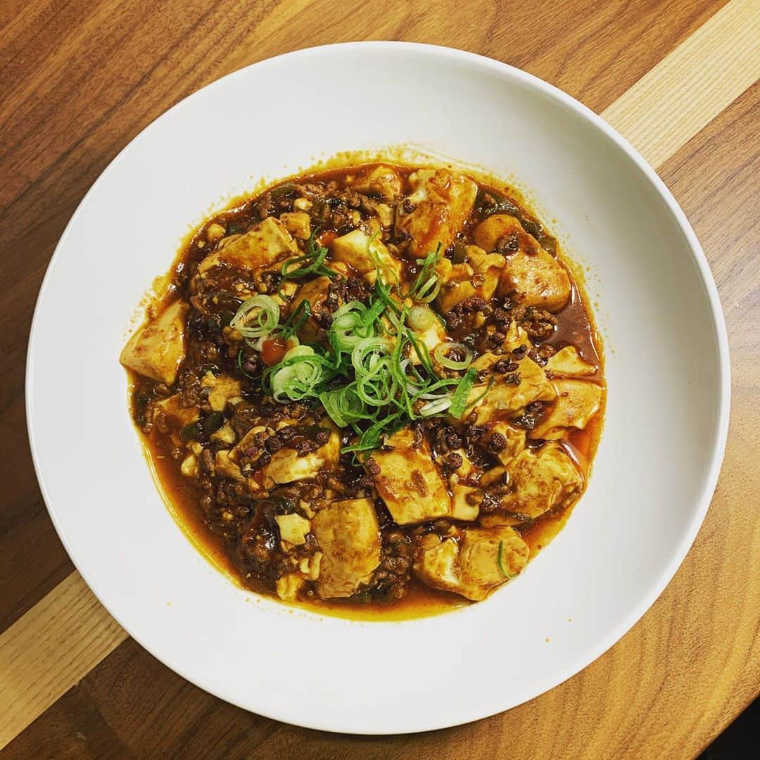 小柳津林太郎のインスタグラム：「Made Mapo Tofu tonight!!! I'm really into home cooking😇今夜は四川麻婆豆腐。  Step1 豆腐を五分茹でる  Step2 にんにく、鷹の爪、ネギ、ピーマン（試しに）を胡麻油で炒める  Step3 牛ひき肉を投入。色が変わるまで炒めましょう。  Step4 豆腐とお湯（目分量で）を投入して、鶏ガラスープの素、豆板醤、甜麺醤、唐辛子パウダー、ラー油お酒（少々）を入れて煮込む  Step5 水溶きした、片栗粉を投入して、トロミをつける。後は花山椒と、ネギをトッピングして、完成！  マーとラーのバランスは味見しながら好みにあわせましょう。基本全部目分量ですが、事前にレシピサイトとかで、およその分量を把握しておくと失敗することはないでしょう！  #stayhome #staysafe #言い飽きた けど、 #楽しく #クッキング #麻婆豆腐 #四川 #中華料理」