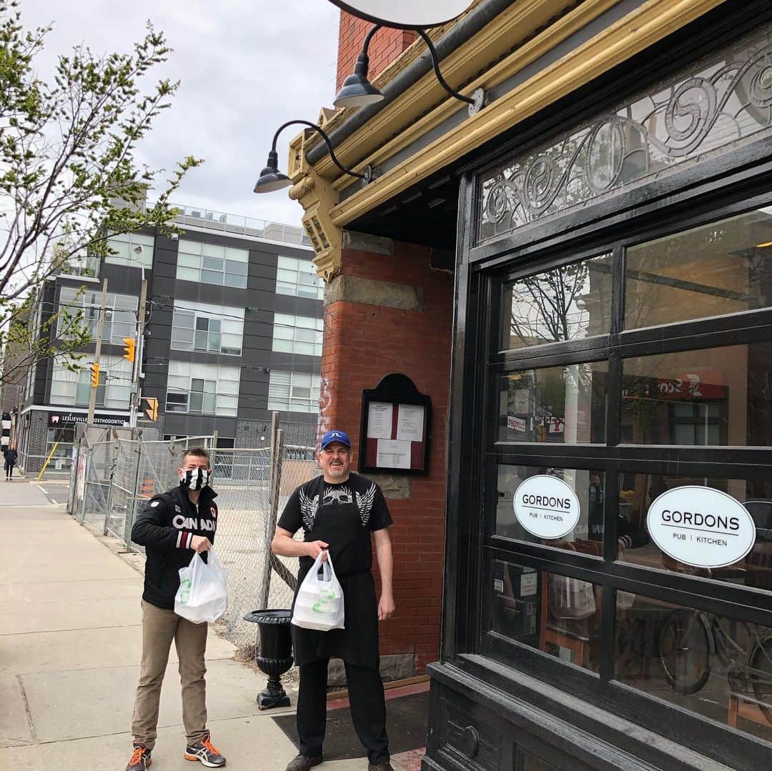 ジェフリー・バトルのインスタグラム：「Spent today delivering meals to the @reddoorfamilyshelter .  Thank you to @gordons_pub_kitchen @yayafarmfresh @theburrenpub and  @eadreyfoods for lovingly providing all of the wonderful food! Please donate if you can www.charityauction.bid/leslievilledonates  #LeslievilleDonates Special thanks to @justbsalon and @bside.beauty for organizing this awesome charity.」