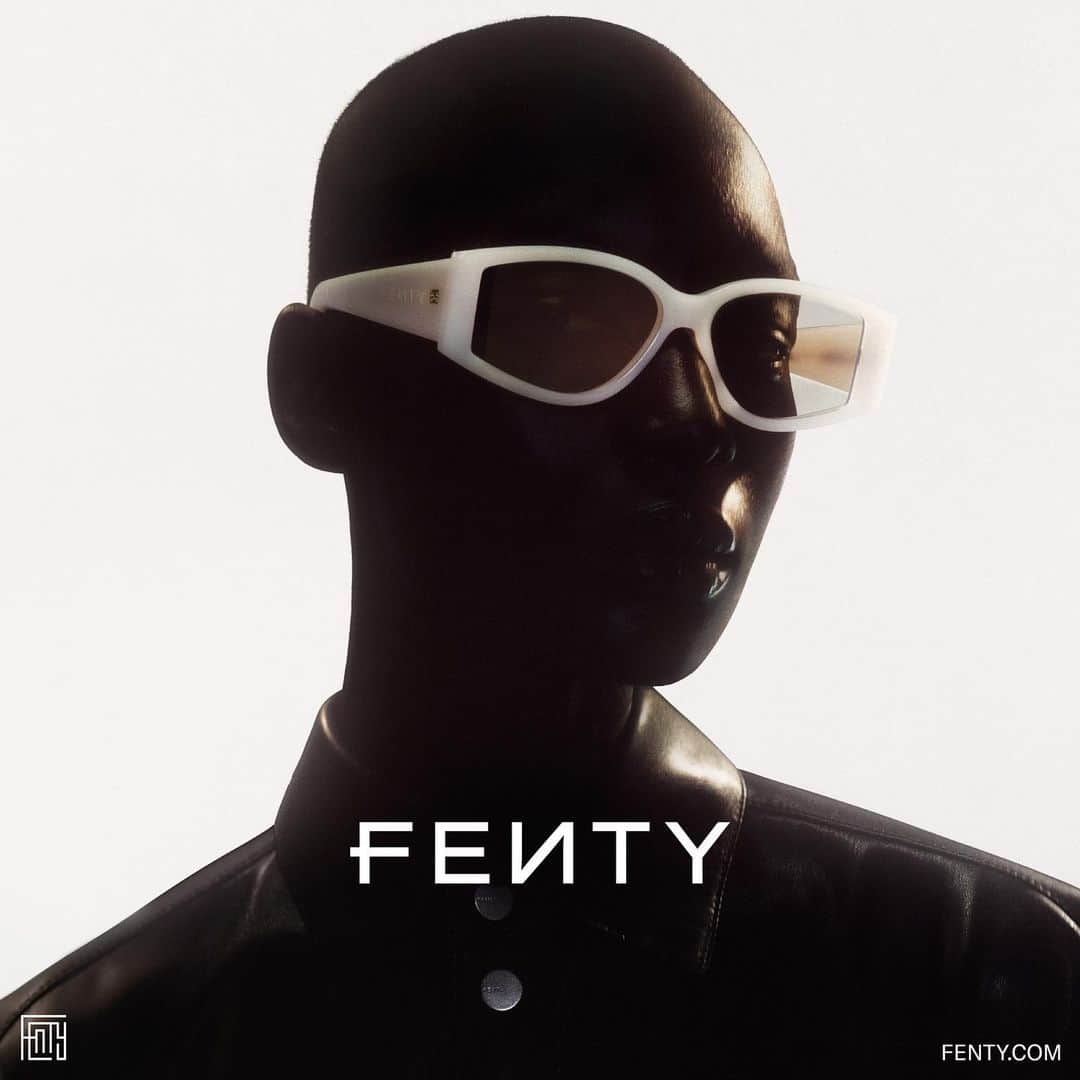 リアーナのインスタグラム：「introducing the #Coded sunnies from Fenty.com @fenty」