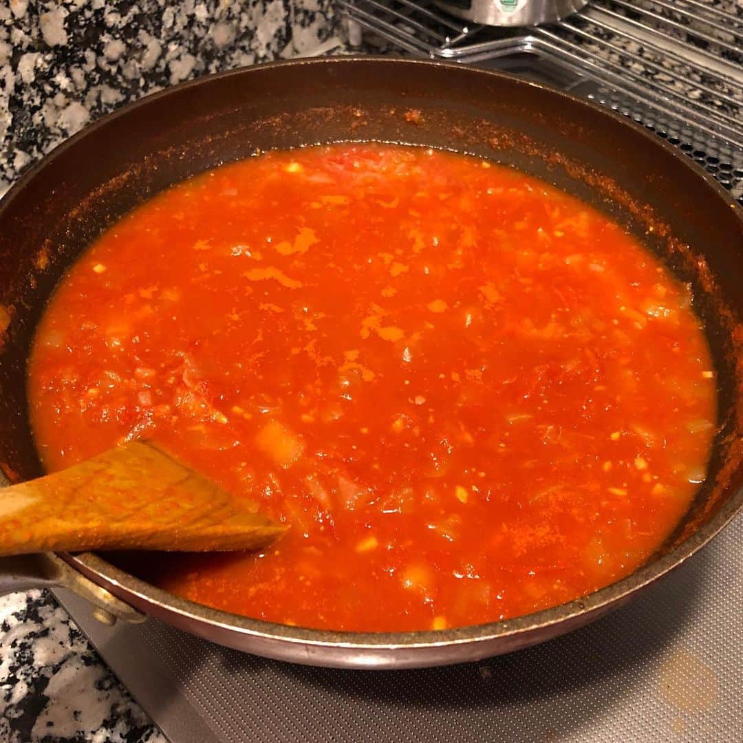 石原詢子さんのインスタグラム写真 - (石原詢子Instagram)「巨大なトマト。 やっぱり「トマトソース」にしました。前回より多くとろみもつけました！  #巨大なトマト  #5個分  #中華鍋からあふれそう #30分  #コトコト煮込んで #前回より美味しくできました  #一晩寝かせて #今夜はこれを使って #お料理しましょ #今日はお弁当作り #デリバリーしますよ #石原詢子 #デザイン考えなきゃ  #今日も一日 #頑張りましょうね」5月15日 7時27分 - junko_ishihara.official