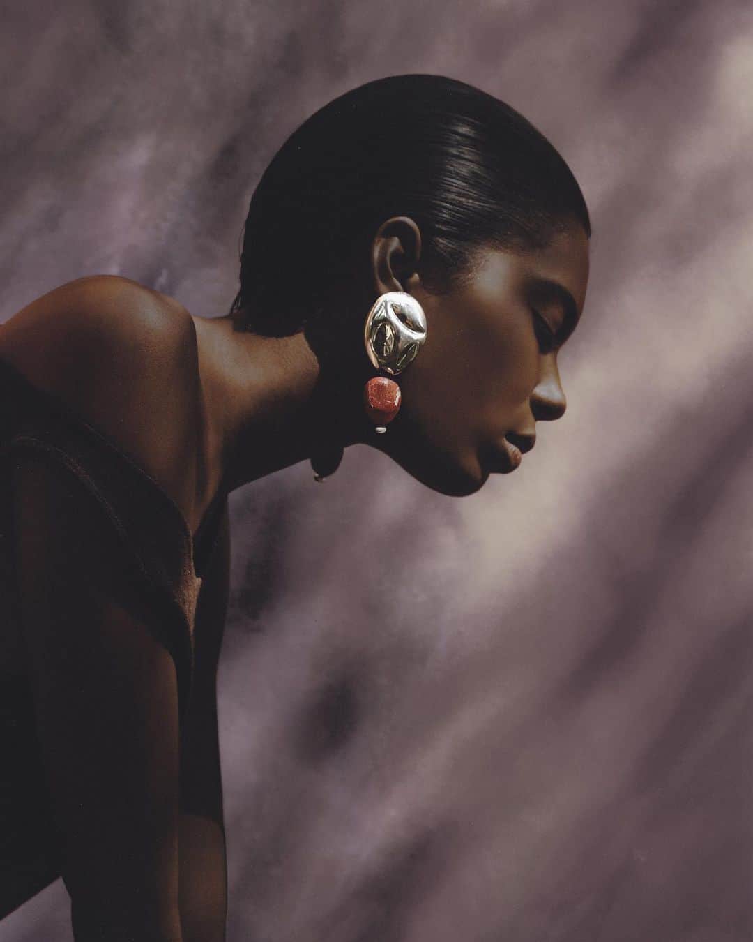 Monica Sordoのインスタグラム：「SUNSET #3 • • “The deep Terracota shades of the Cacao fruit recreated into a surreal hand painted sunset and the “Oriente” earrings in Peruvian Jasper #MonicaSordo” • • By @mlshbts / Muse @fernoleiferrrg / Hair and Make Up @judith.padron」